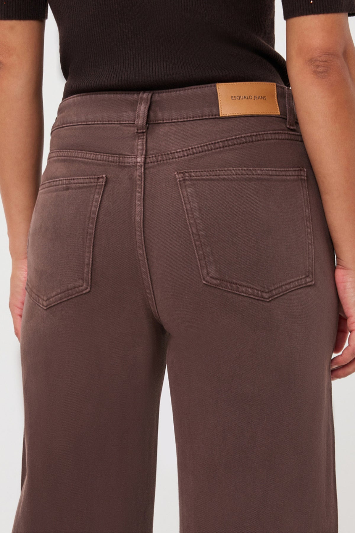 Donkere denim jeans van EsQualo Barrel Cacao F26.12513 met rechte snit en 5 zakken, gedragen door een persoon.