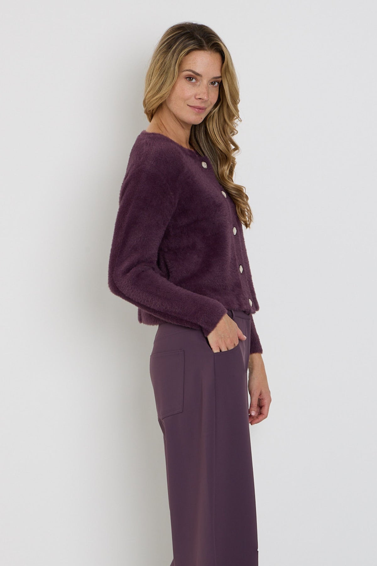 Mi Piace vest Hairy Plum Perfect 202925, close-up van de zachte, gekleurde stoffen en details van de modieuze vest.