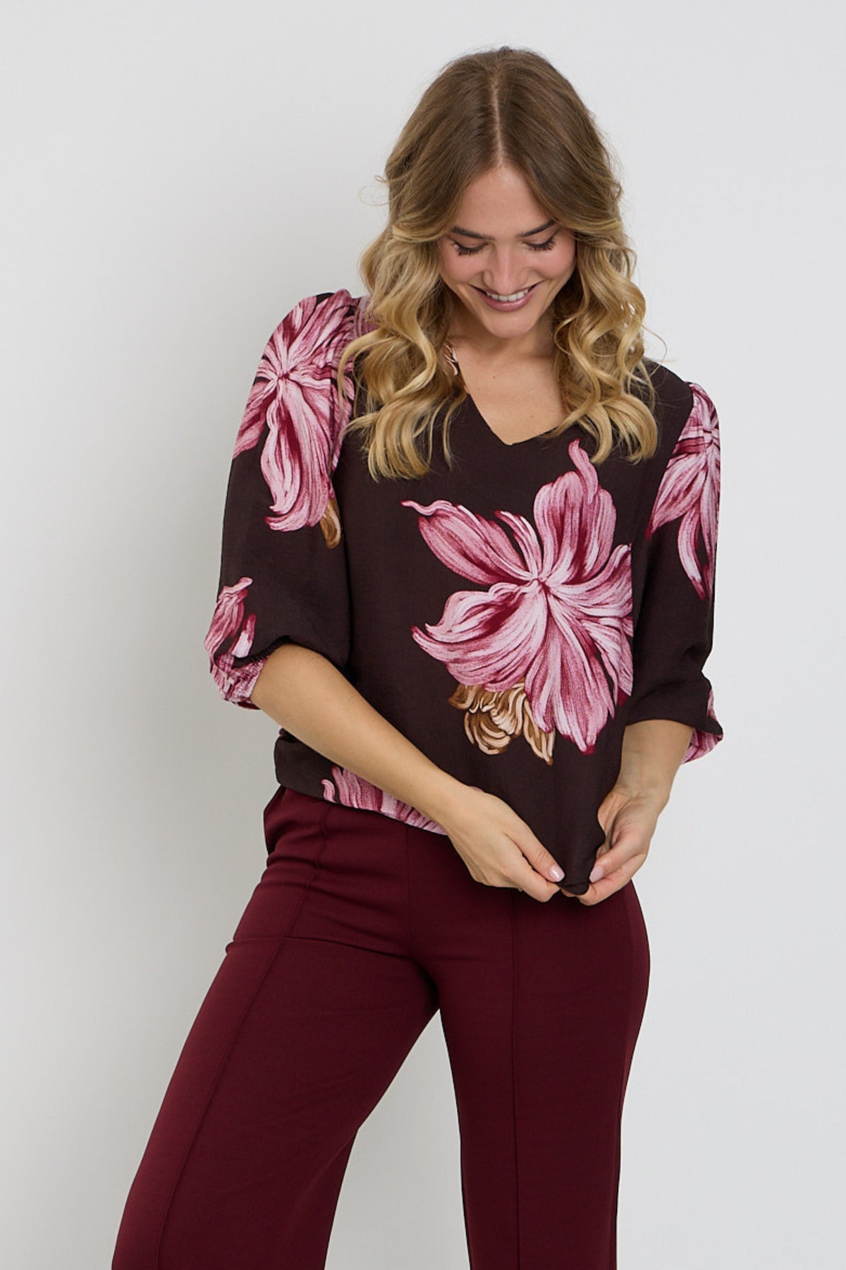 Enjoy blouse met V-hals en bloemprint in bruin, comfortabel en stijlvol damestop met elegante uitstraling.