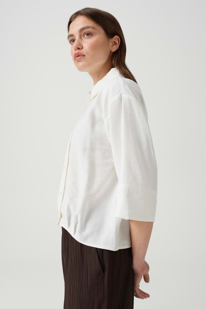 Lichte witte blouse Fotori Milk van Opus met losse pasvorm en ronde hals, gedragen door een model.