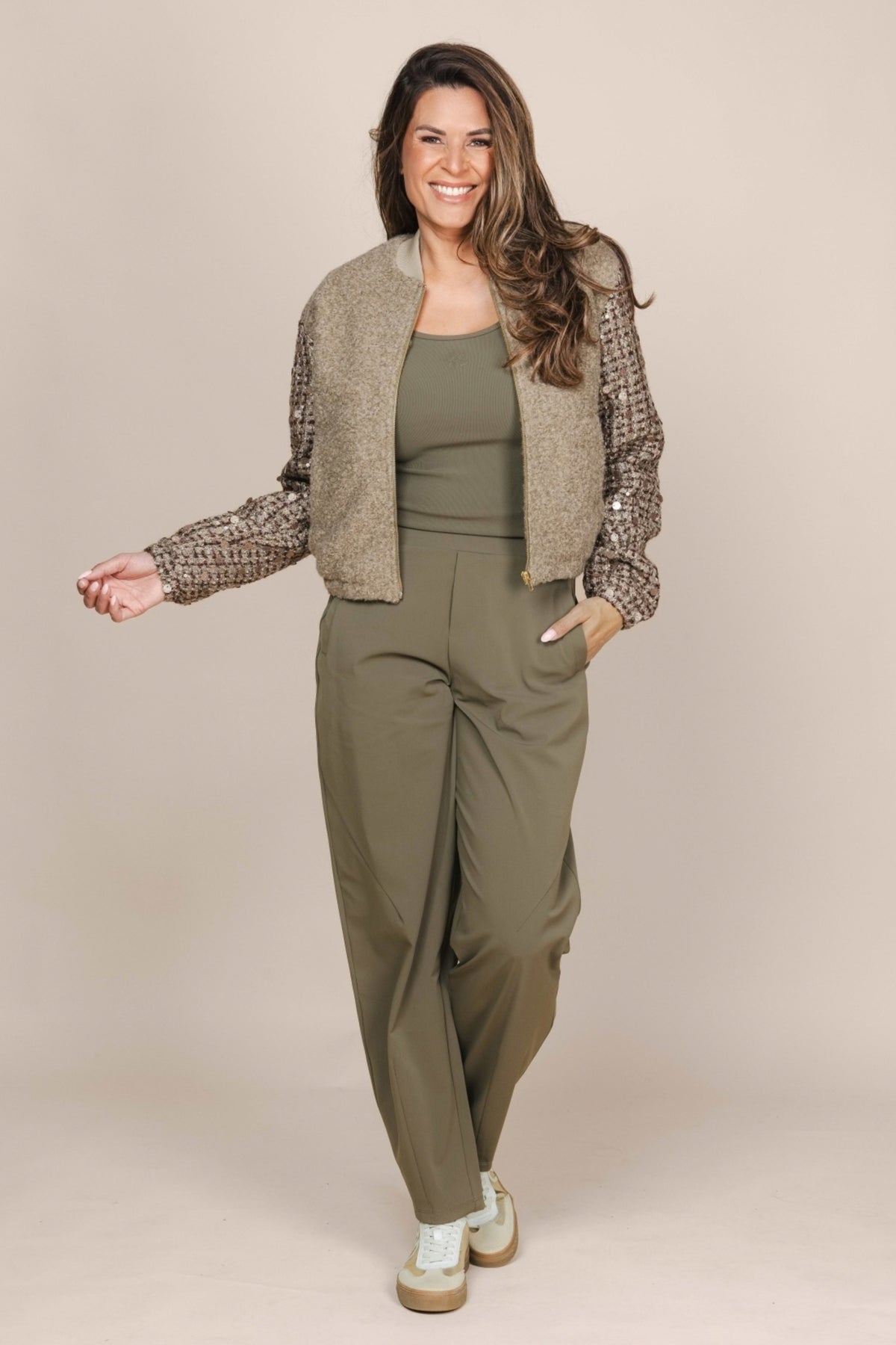 Groene Zoso Travel Broek Sascha 265 met comfortabele pasvorm en modieuze details, perfect voor reizen en casual dragen.