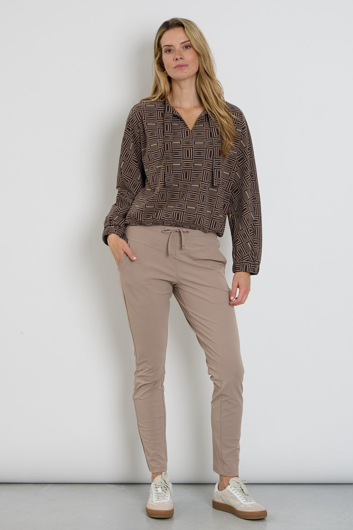 Taupe reisbroek van Zoso met comfortabele pasvorm, zichtbaar op de afbeelding met zakken en elastische taille.