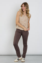 Donkerbruine Enjoy 5-pocket broek met casual pasvorm en stevige stof, zichtbaar met ritssluiting en zakken aan de voorkant en achterkant.