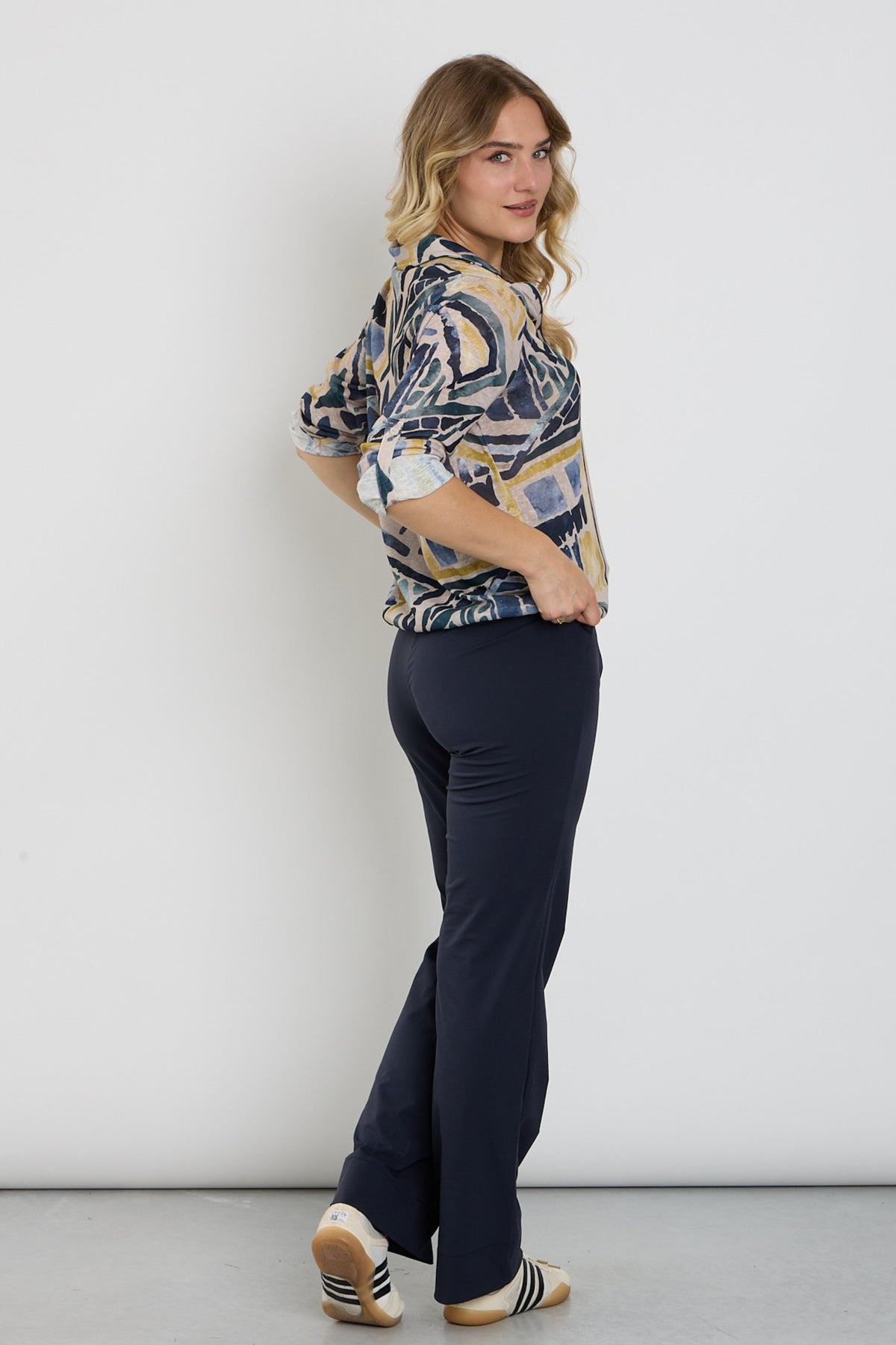 Brede comfortabele reisbroek van Enjoy in indigo denim, losvallend model met wijde pijpen en stijlvolle uitstraling.