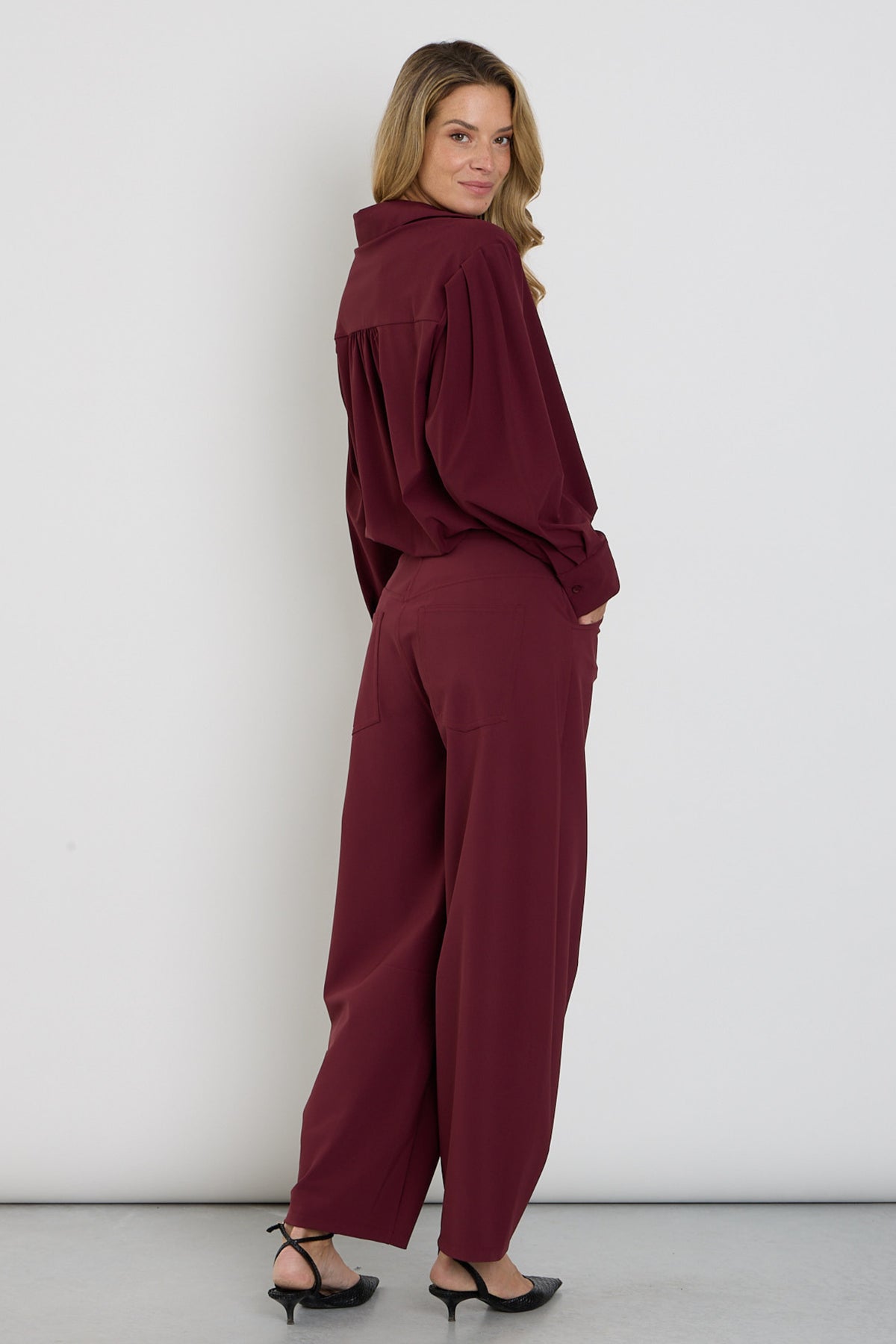 Bonded travel balloon broek in burgundy van Mi Piace, close-up van de comfortabele pasvorm en zachte stof.