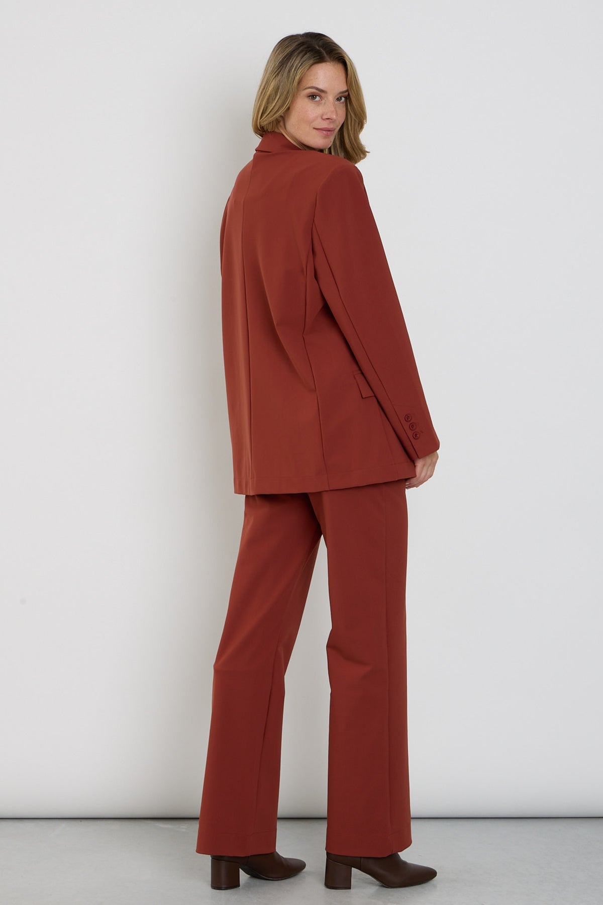 Mi Piace bonded traveling broek in fired brick kleur, flare model, casual stijl, zichtbaar met comfortabele pasvorm en details.