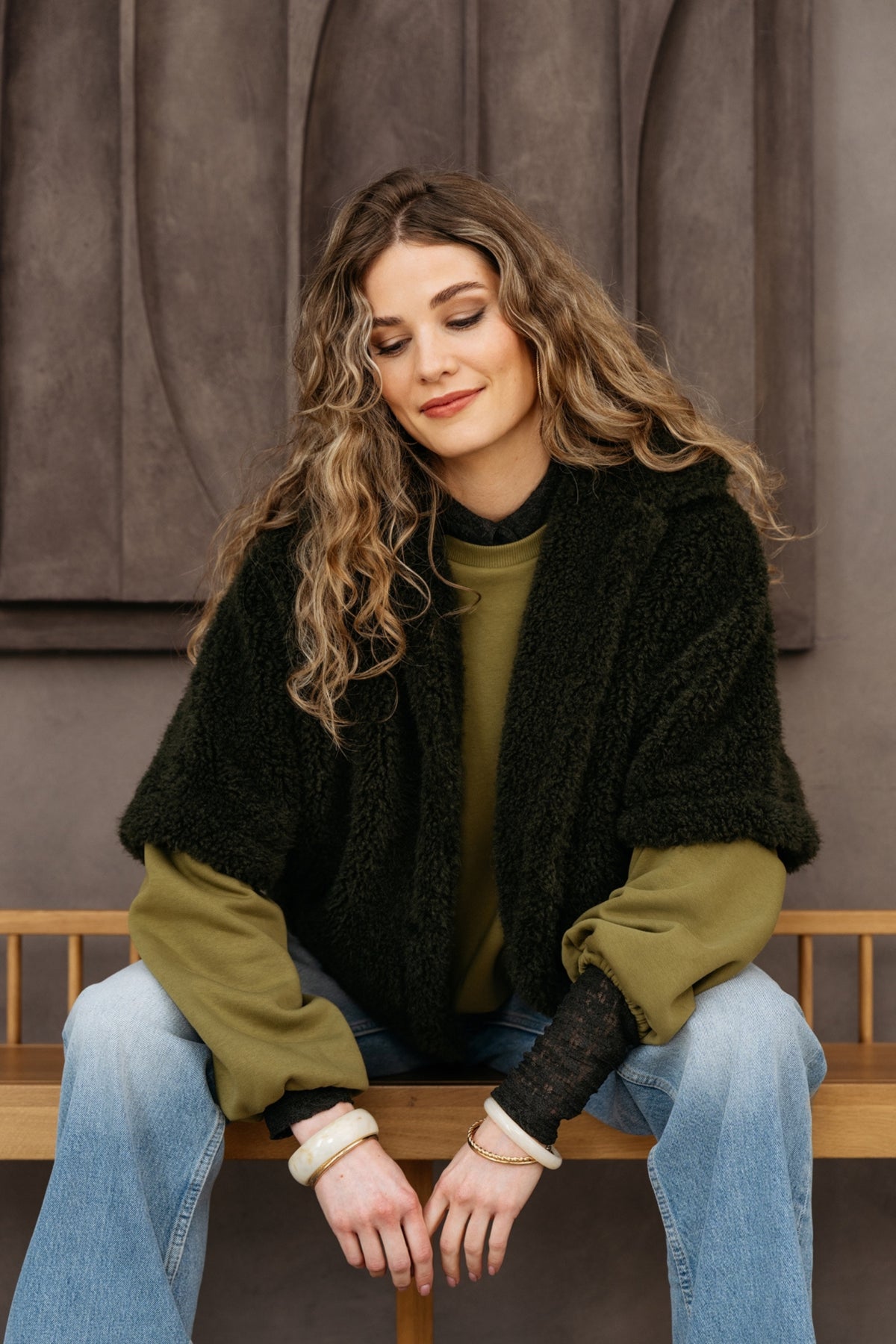 Groene damestrui Silvy Olive van &Co woman, zachte stof, lange mouwen en ronde hals, gedragen door een model.