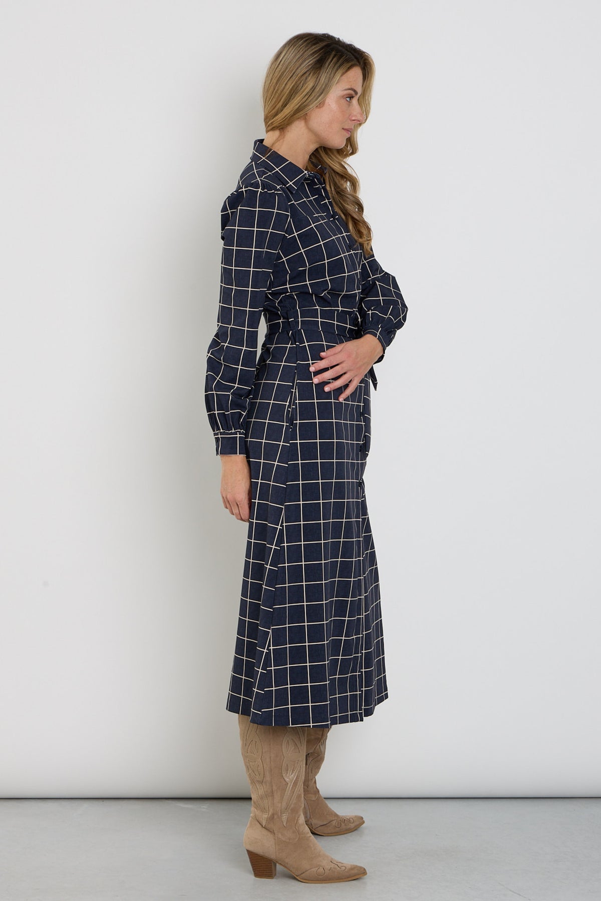 Mi Piace reisjurk met puffmouwen en ruitprint in navy, geschikt voor reizen en casual dragen.