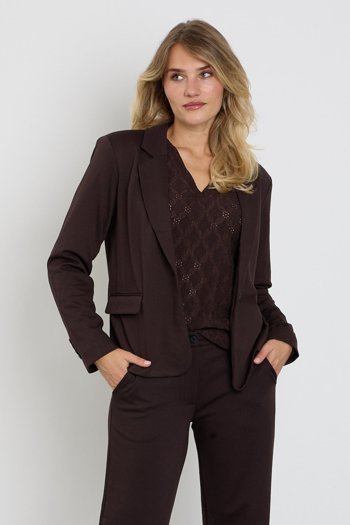 Donkerblauwe blazer Freequent Fqnanni Mole 207565 met knoopsluiting en revers, gedragen door een model, close-up detail.