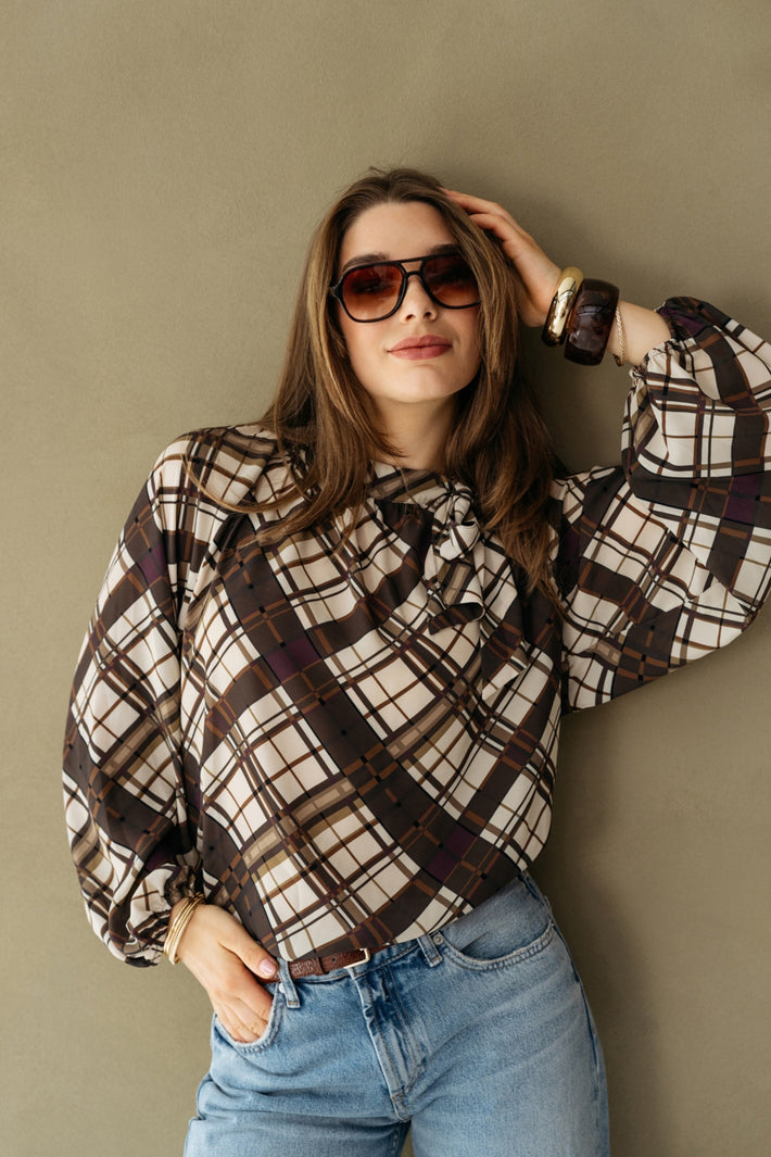 Blouse Annette Check Dark Khaki Multi van &Co woman, met een ruitpatroon in donkere khaki tinten, gedragen door een model.
