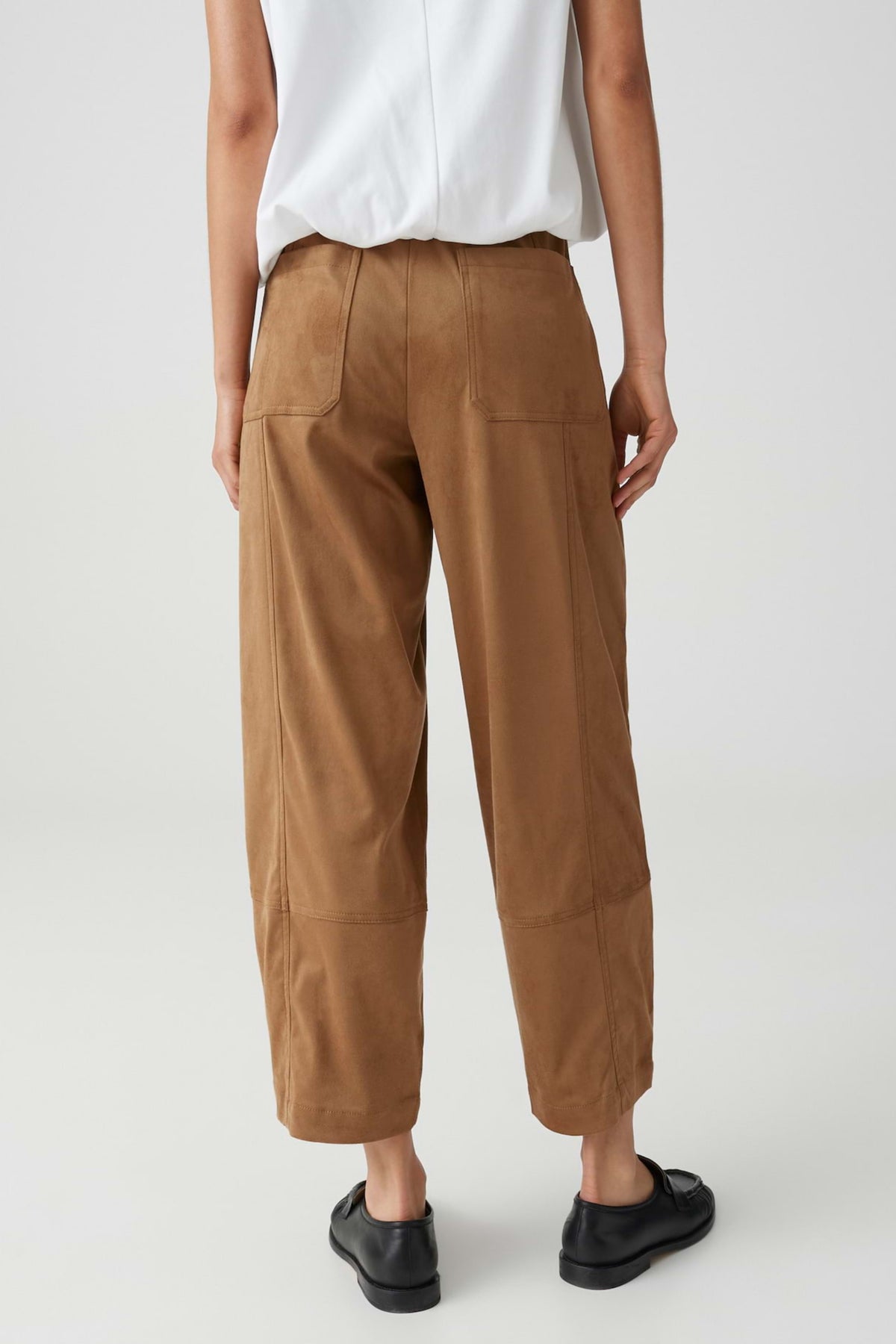 Opus Myha Barrel Velours Ginger Bread broek, donkerbruine fluwelen damesbroek met elastische taille en elegante pasvorm.
