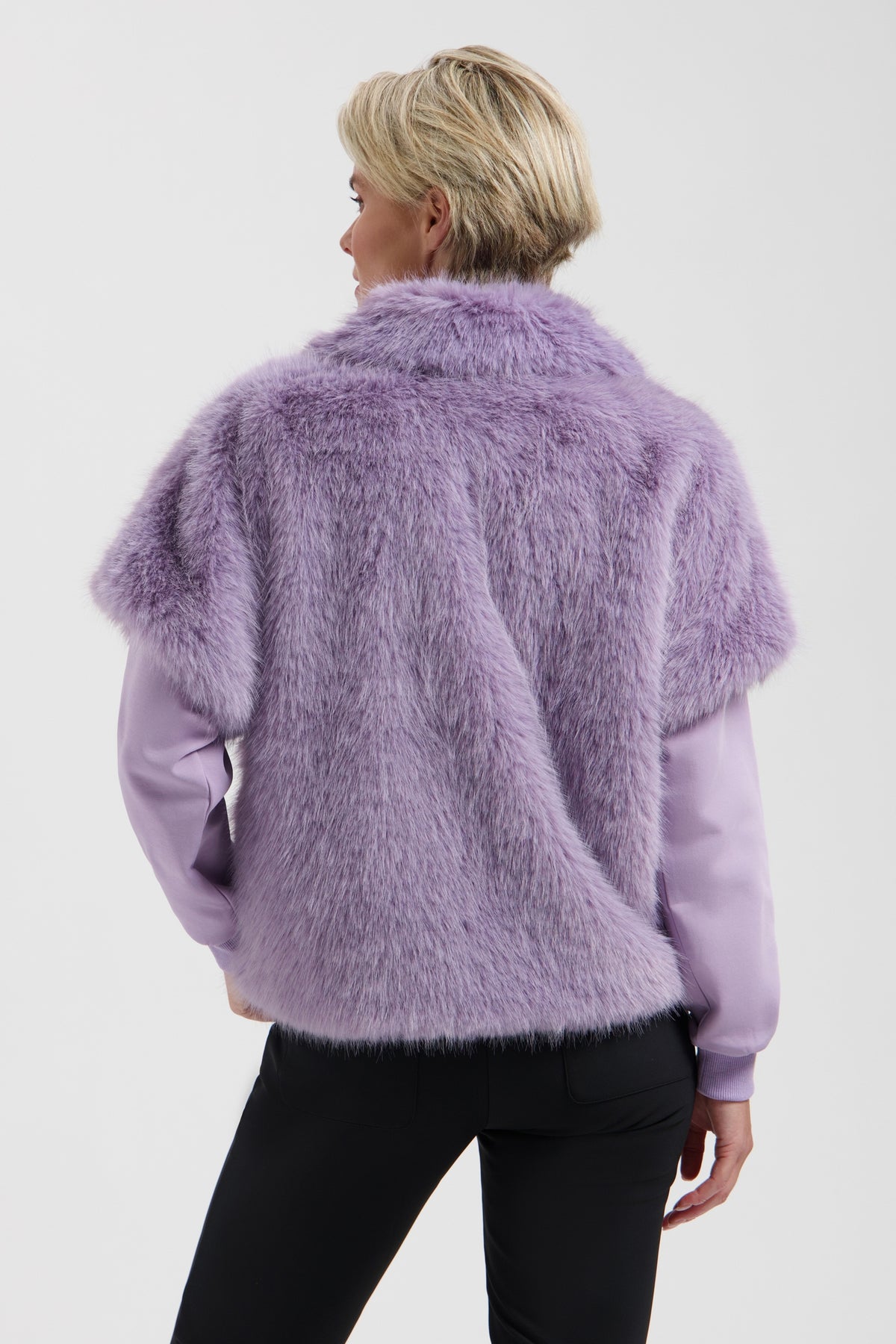 Zwarte Lady Day Travel Broek Lotty Soft Touch met comfortabele pasvorm en zachte stof, gelegen op een effen achtergrond.