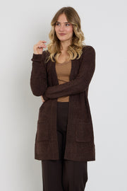 Bruine boucle vest van Enjoy met knopen en stijlvolle details, getoond in close-up foto.