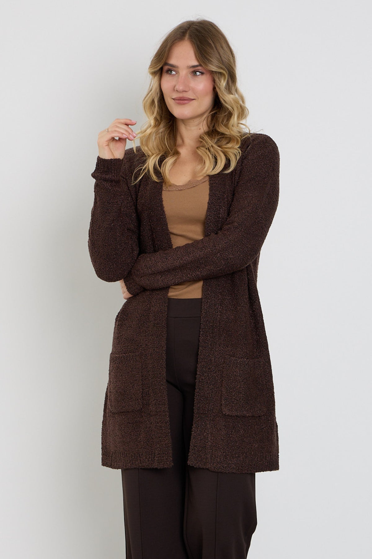 Bruine boucle vest van Enjoy met knopen en stijlvolle details, getoond in close-up foto.