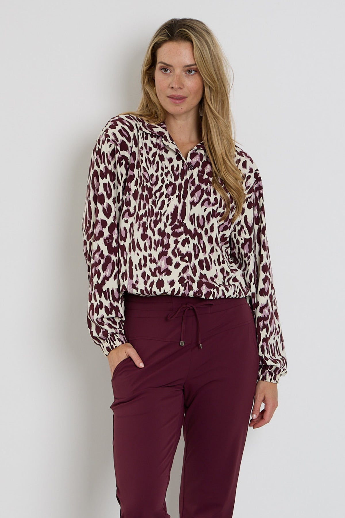 Zoso Travel blouse Daphne in mauve en bordeaux, zachte stof en stijlvolle pasvorm, geschikt voor reizen en dagelijks gebruik