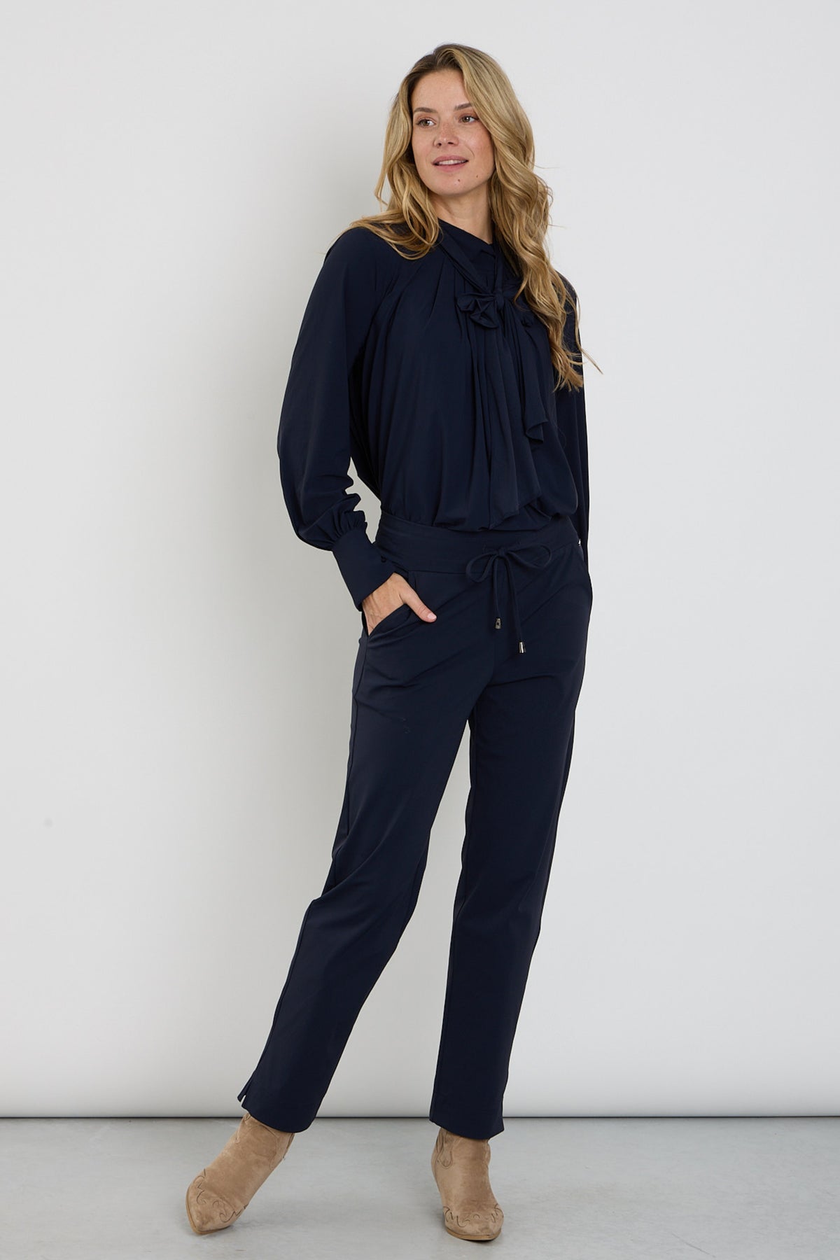 Mi Piace bonded travel broek in navy, comfortabel en stijlvol, met een nette pasvorm en duurzame stof.
