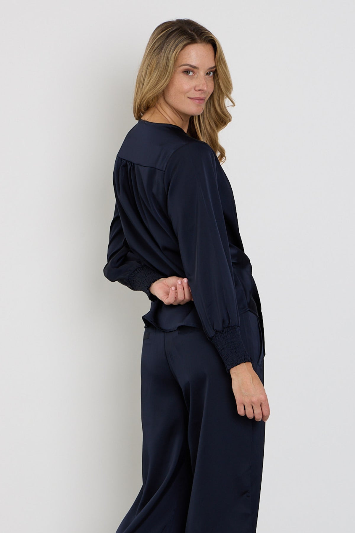 Zwarte satijnen blouse met knoopdetail van Mi Piace, elegant en vrouwelijk, zichtbaar met stijlvolle pasvorm en knoopaccent.