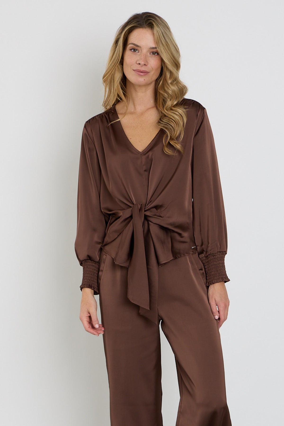 Zwarte satijnen blouse met knoopdetail van Mi Piace, knoopt op de borst voor een stijlvolle look