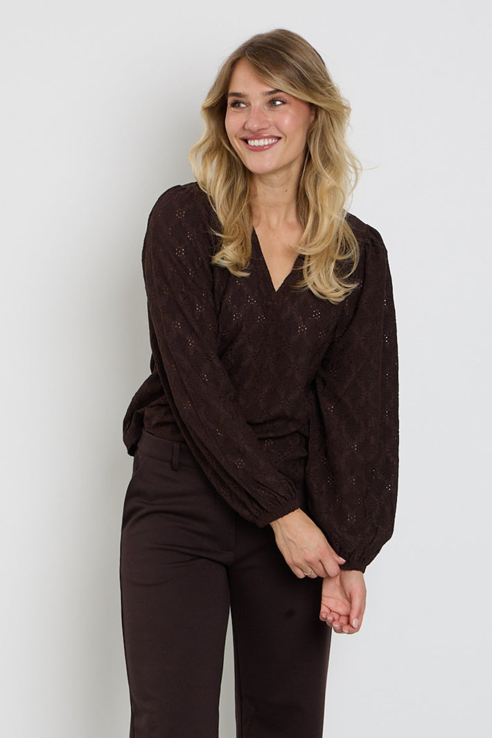 Donkere blouse van Freequent Fqeskiona Mole met lange mouwen en ronde hals, gedragen door een model.