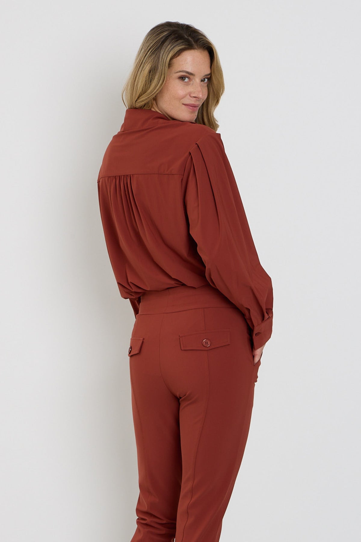 Lichte reisblouse van Mi Piace in Fired Brick kleur, met comfortabele pasvorm en stijlvolle uitstraling.