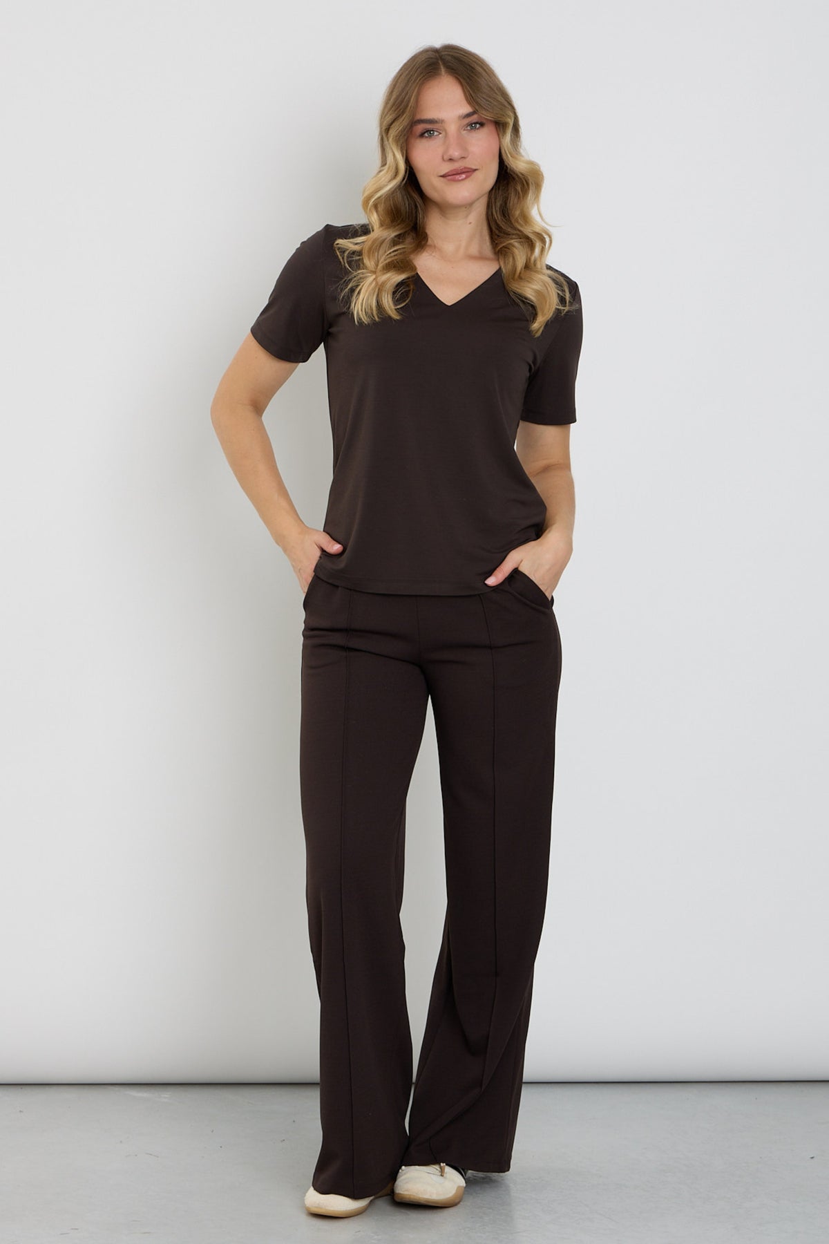 Bruine wide leg broek van Enjoy met los vallend model en comfortabele pasvorm, getoond in de afbeelding.