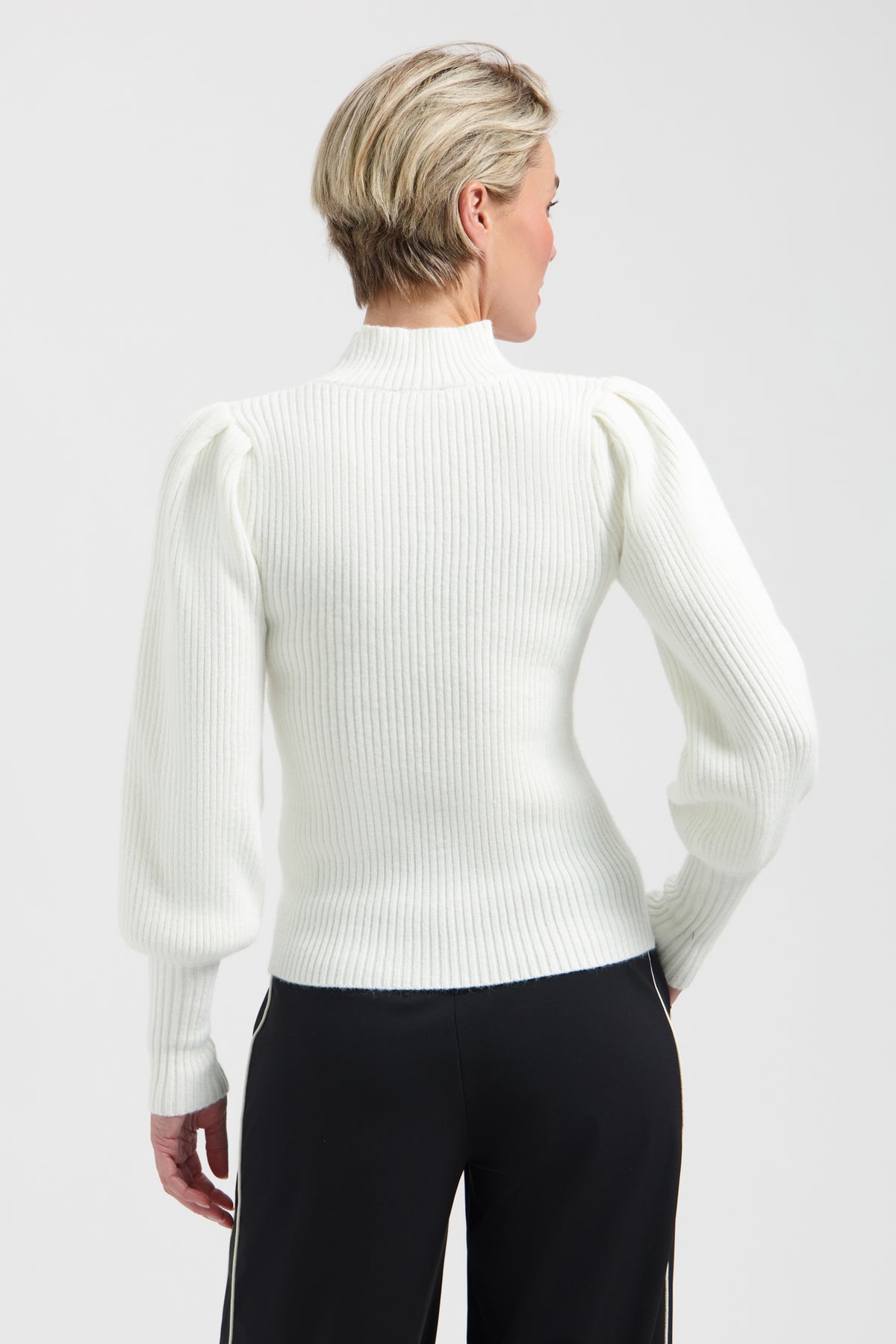 Lady Day reisbroek in zwart met champagnekleurige details, comfortabele pasvorm, geschikt voor reizen en casual dragen.