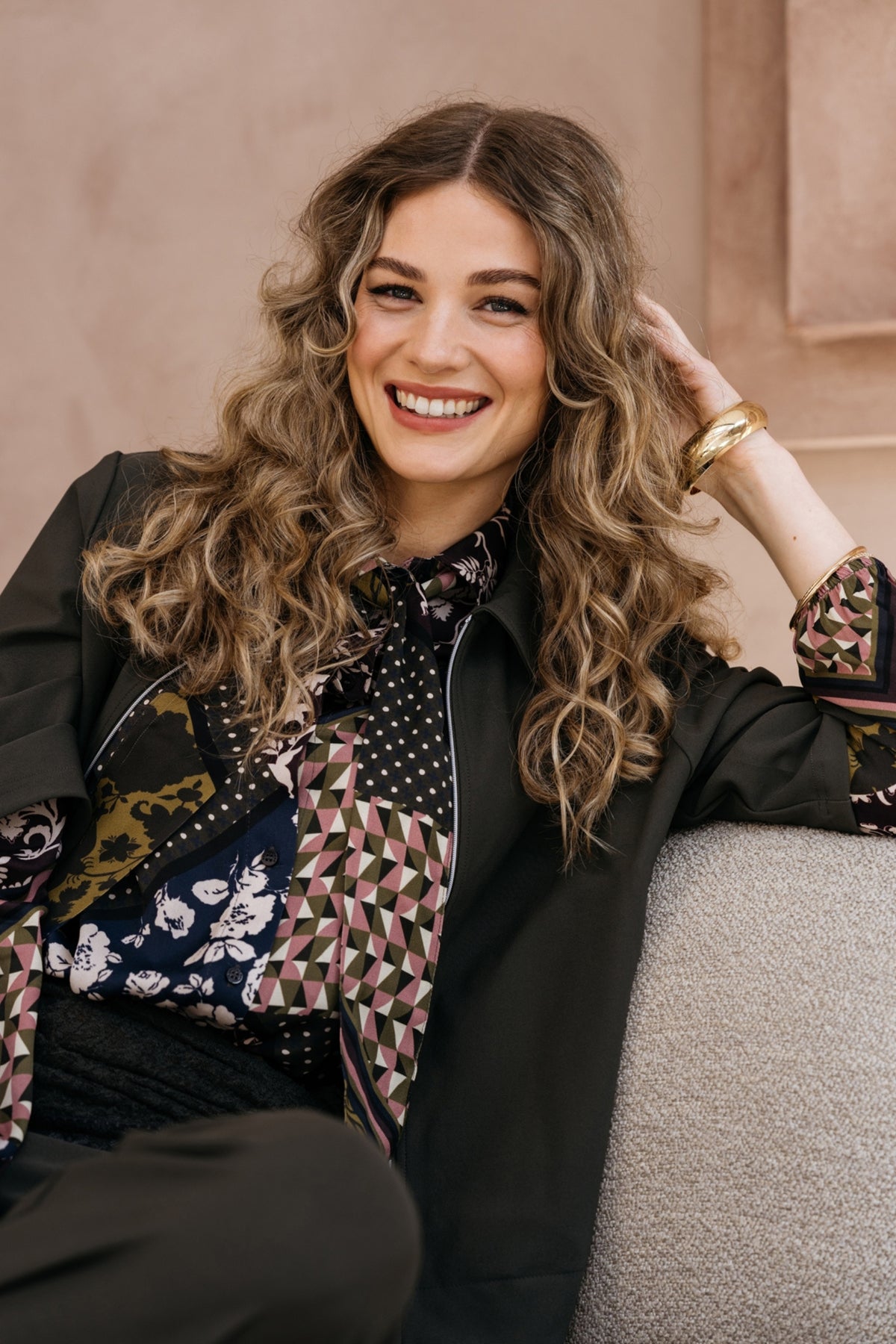 Donker kaki Ginni jas van &Co woman met capuchon en ritssluiting, getoond op model met lange mouwen en zijzakken