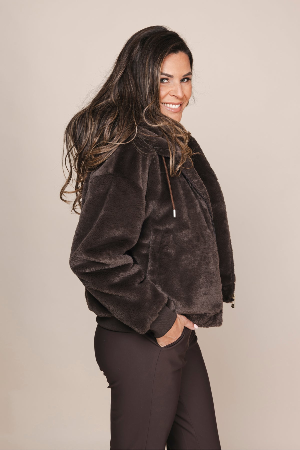 Zoso Jacky Espresso 265 jas voor dames, donkerbruine winterjas met capuchon en ritssluiting, stijlvolle en warme buitenkleding