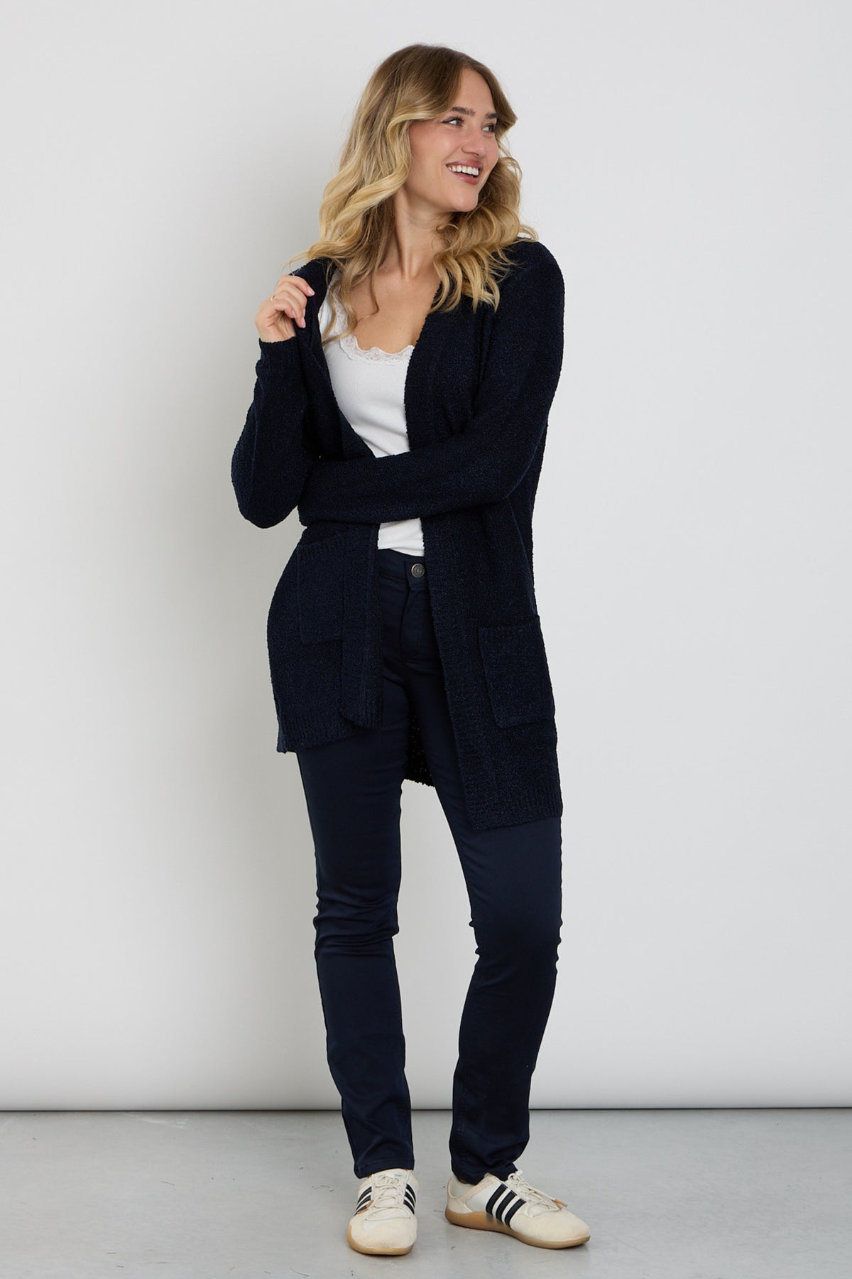 Donkerblauwe Enjoy 5-pocket broek in indigo met klassieke pasvorm en details op de zakken, geschikt voor casual draagstijl.