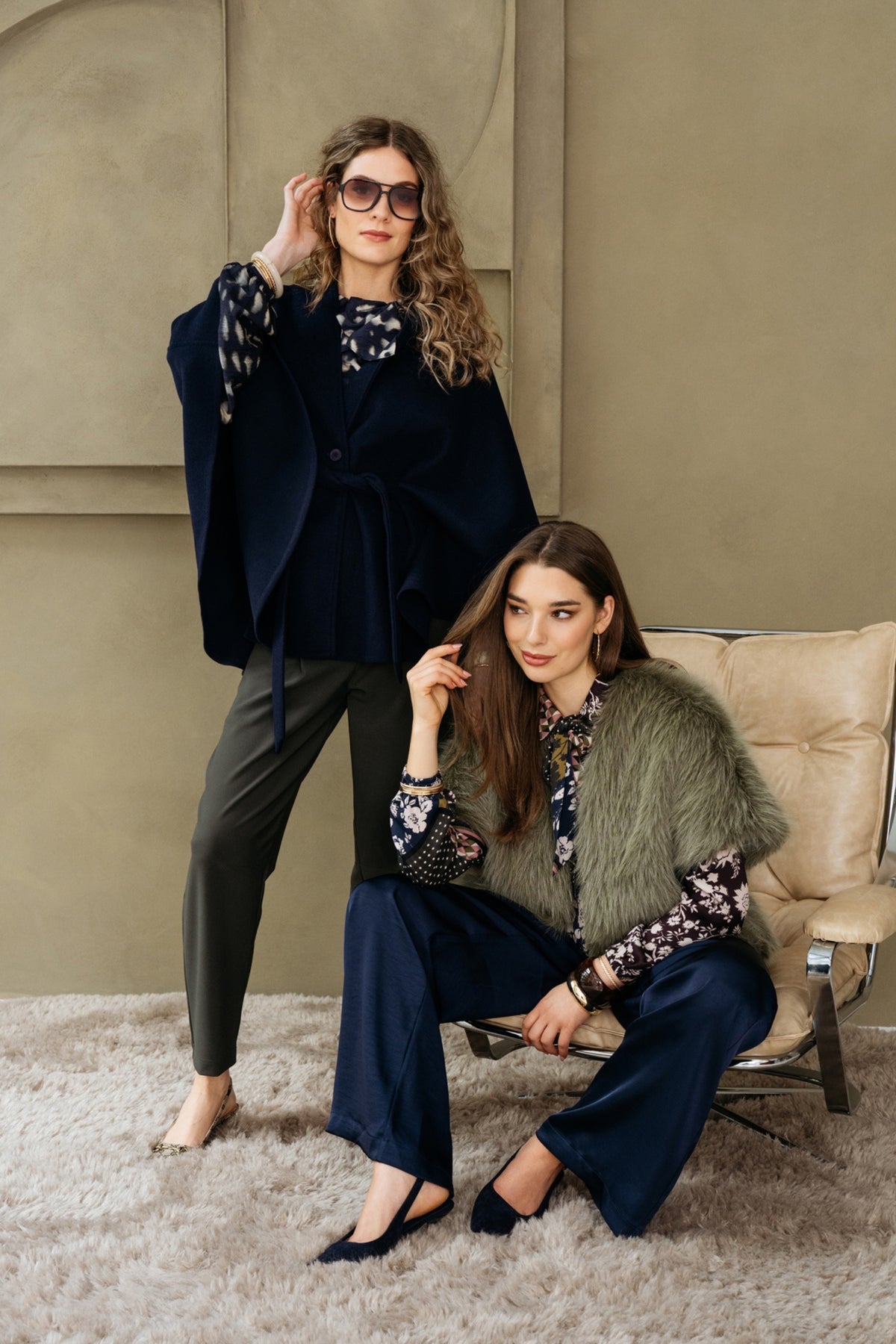 Donkere khaki heavy travel broek van &Co Woman, stevige pasvorm en comfortabele stof, geschikt voor reizen en casual draagstijl.