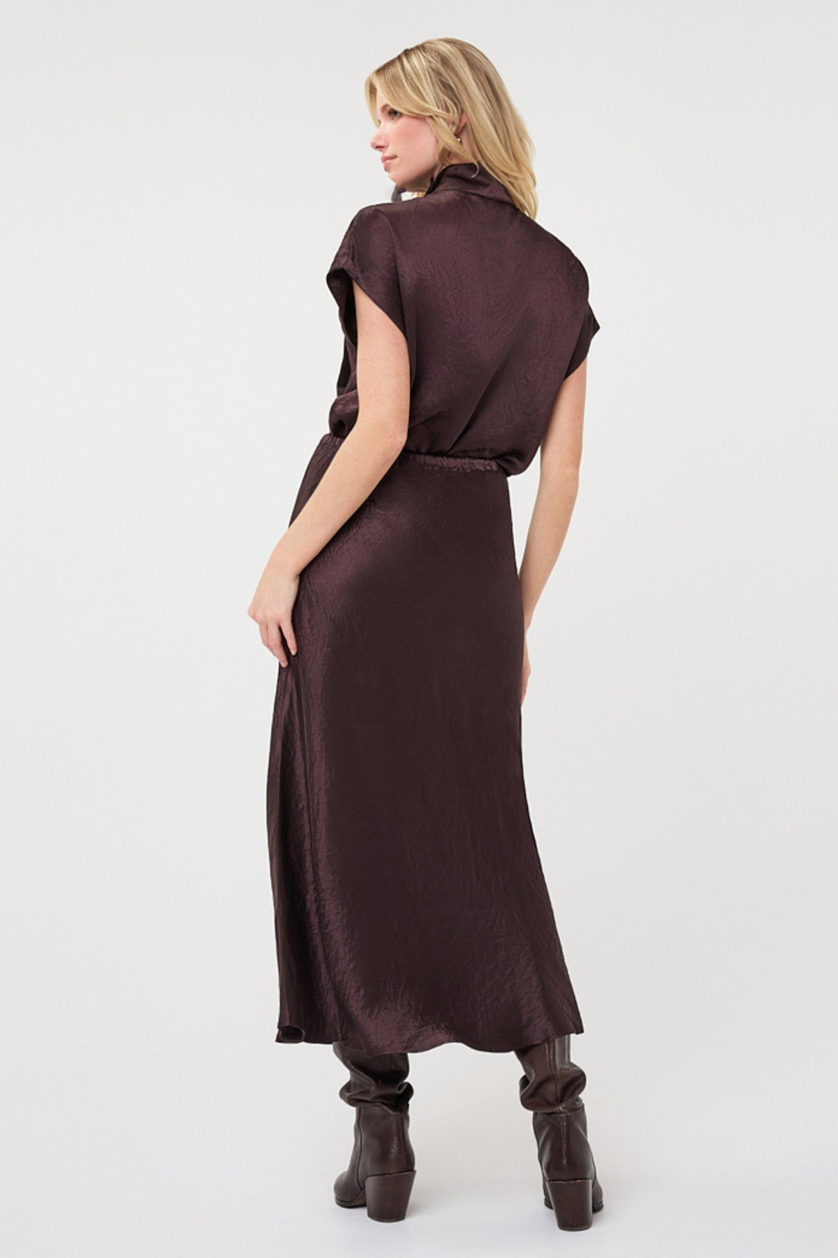 Langacetaat rok van EsQualo in cacao kleur met vloeiende pasvorm en elegante uitstraling.