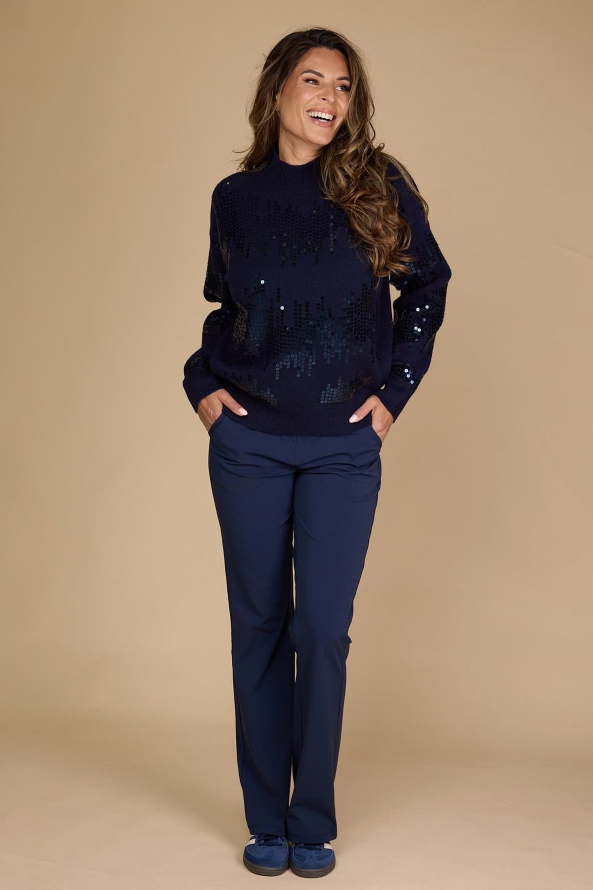 Zoso Jody Navy sweater, close-up van de blauwe trui met ronde hals en zachte stof, gedragen door een model.