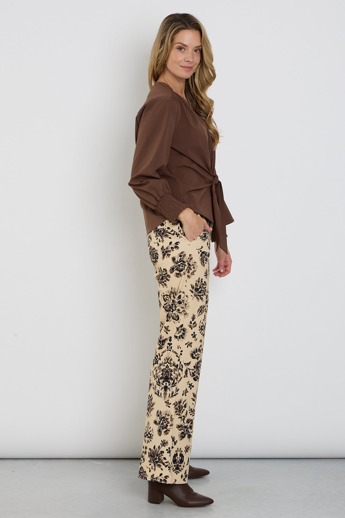 Mi Piace zware reisbroek met bloemprint en ornamenten, zandkleurig, geschikt voor comfortabel reizen en casual dragen.