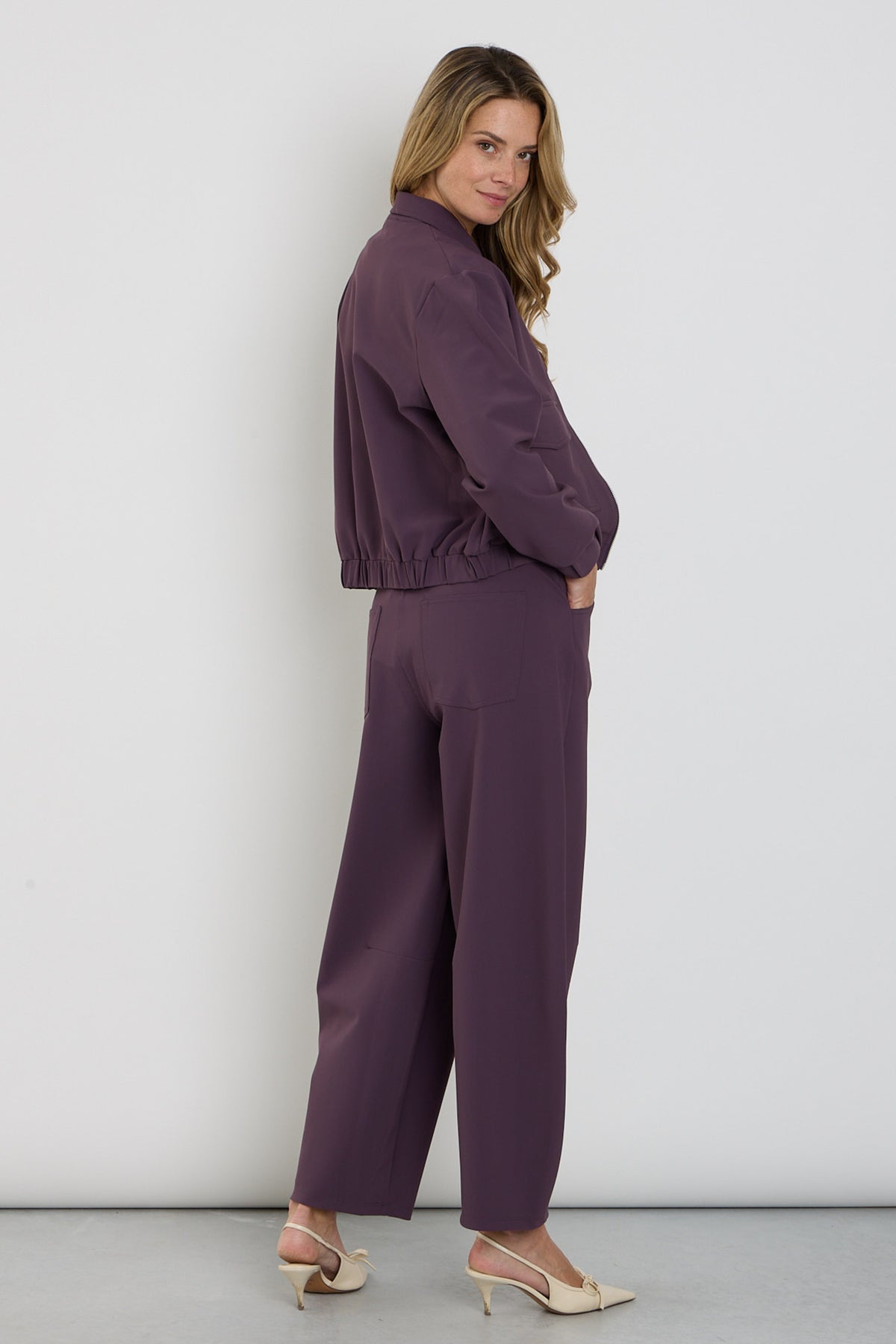 Mi Piace Bonded Travel Balloon Broek in plumkleur met elastische taille en los vallend design, comfortabel en stijlvol voor dagelijks gebruik.