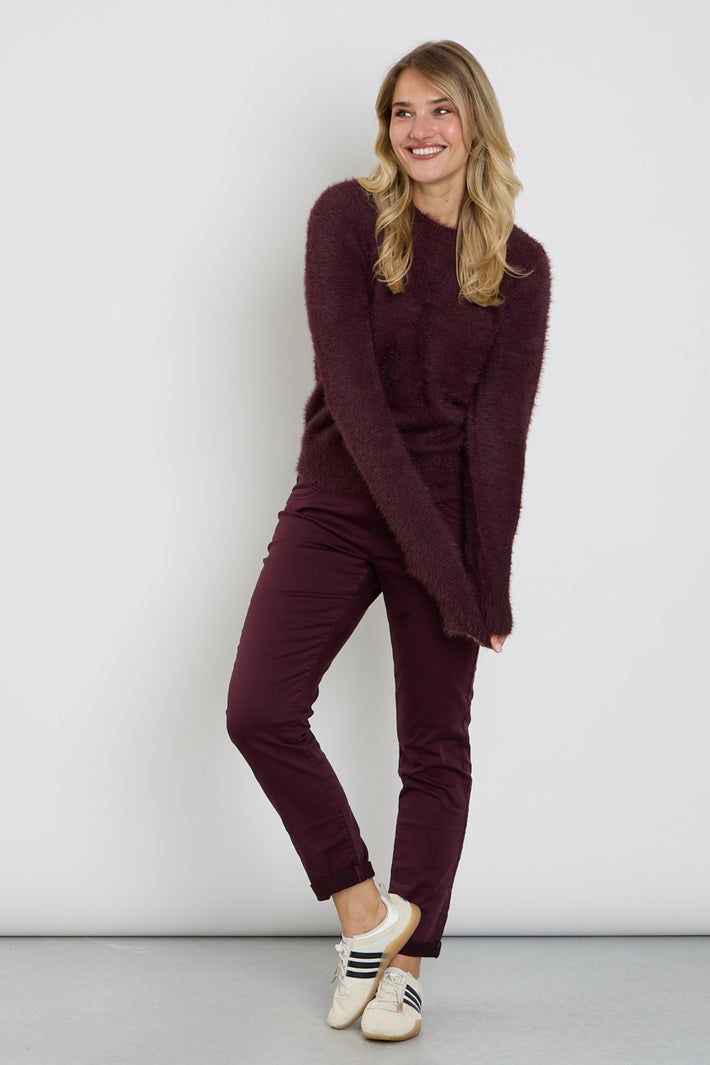Zware relax jogbroek van rood knoppenmerk in burgundy kleur met elastische taille en comfortabele pasvorm.
