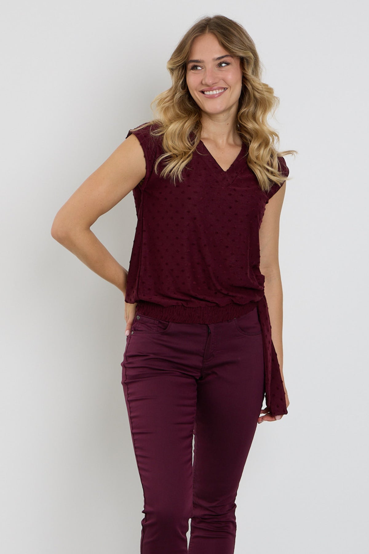 Enjoy blouse met strik en structuur, port 183691, getoond in een close-up van de textuur en details van de stof.