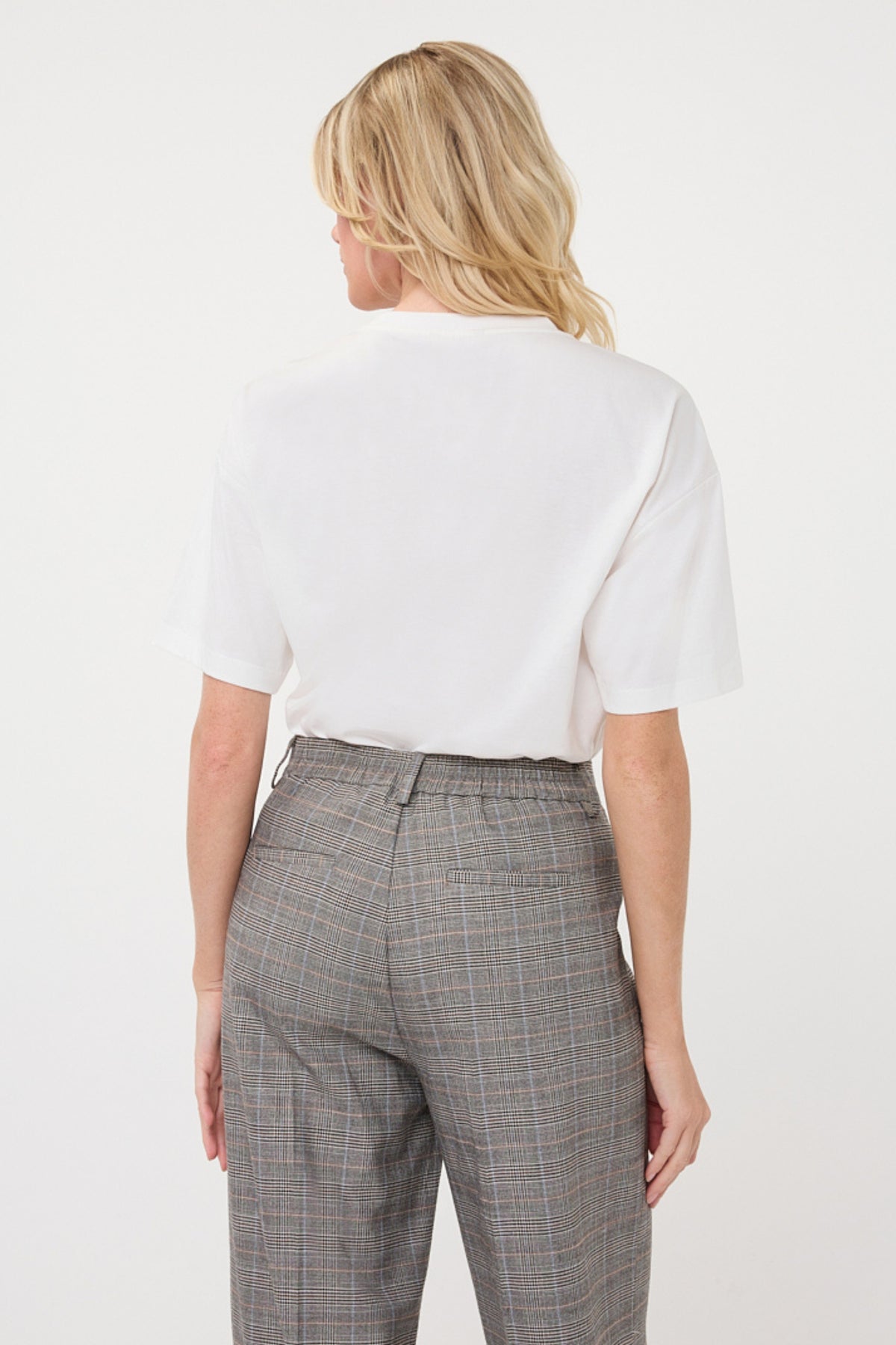 EsQualo Studio Offwhite T-shirt met ronde hals en korte mouwen, lichte kleur en casual pasvorm, zichtbaar in de afbeelding.