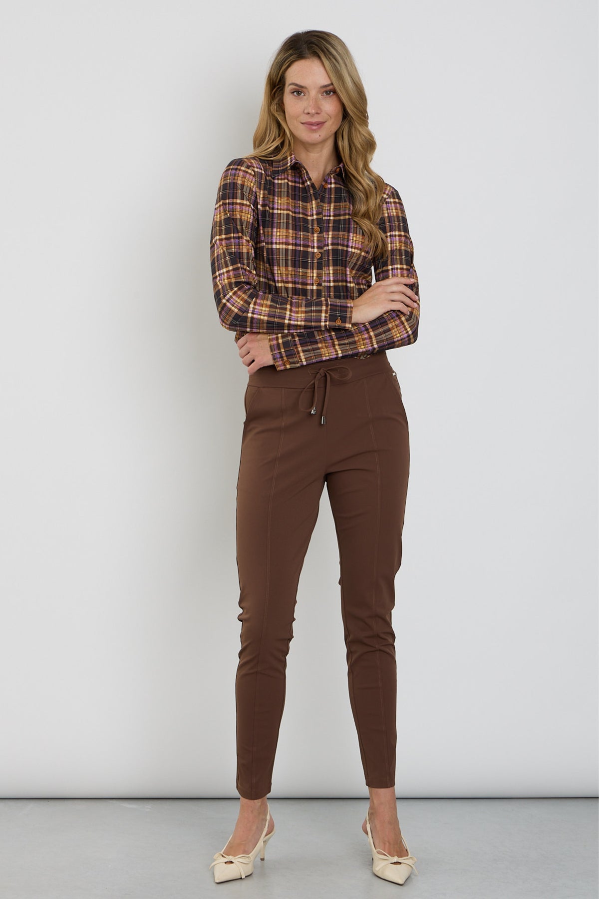 Mi Piace reisbroek in chestnut kleur, duurzame travel broek met comfortabele pasvorm en praktische zakken.