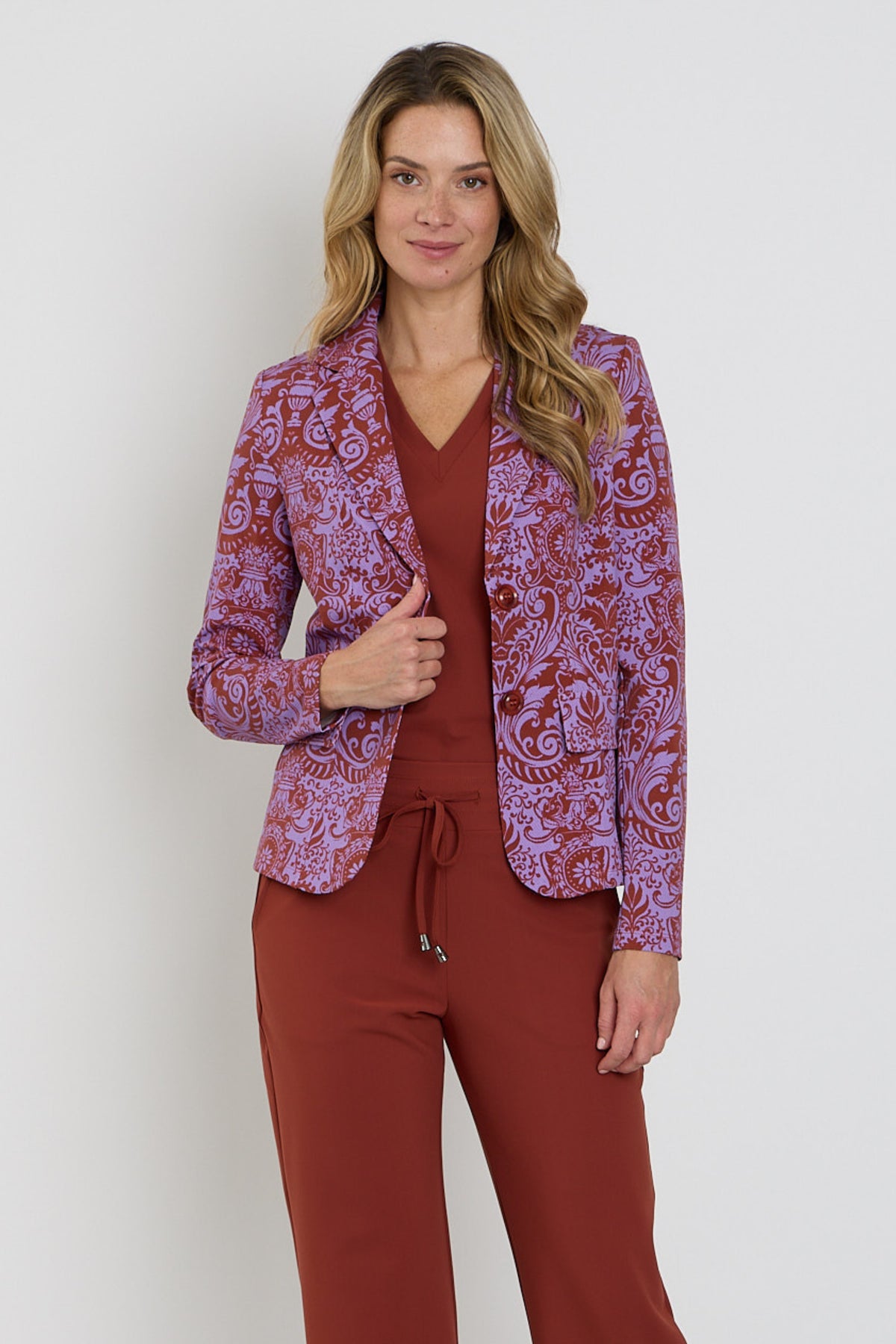 Mi Piace reiskleding blazer in brique met barokprint en hyacintkleuren, stijlvolle en comfortabele travel blazer voor dames.