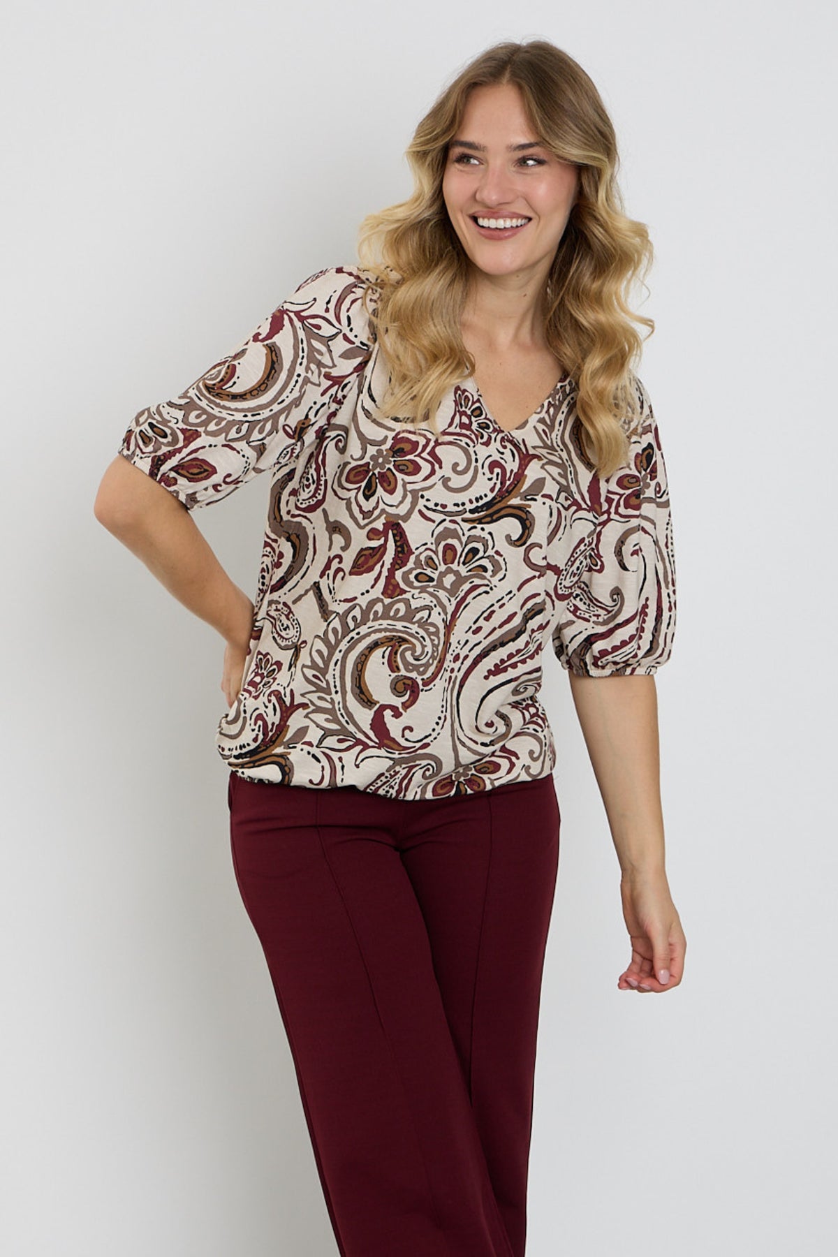 Enjoy blouse met paisley print in portkleur, korte mouwen en vloeiende stof, geschikt voor casual en elegante outfits.
