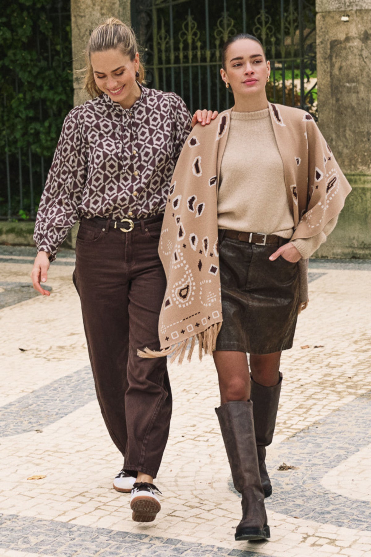 EsQualo Barrel Cacao jeans met rechte pasvorm en klassieke blauwe denim textuur, zichtbaar in de afbeelding.