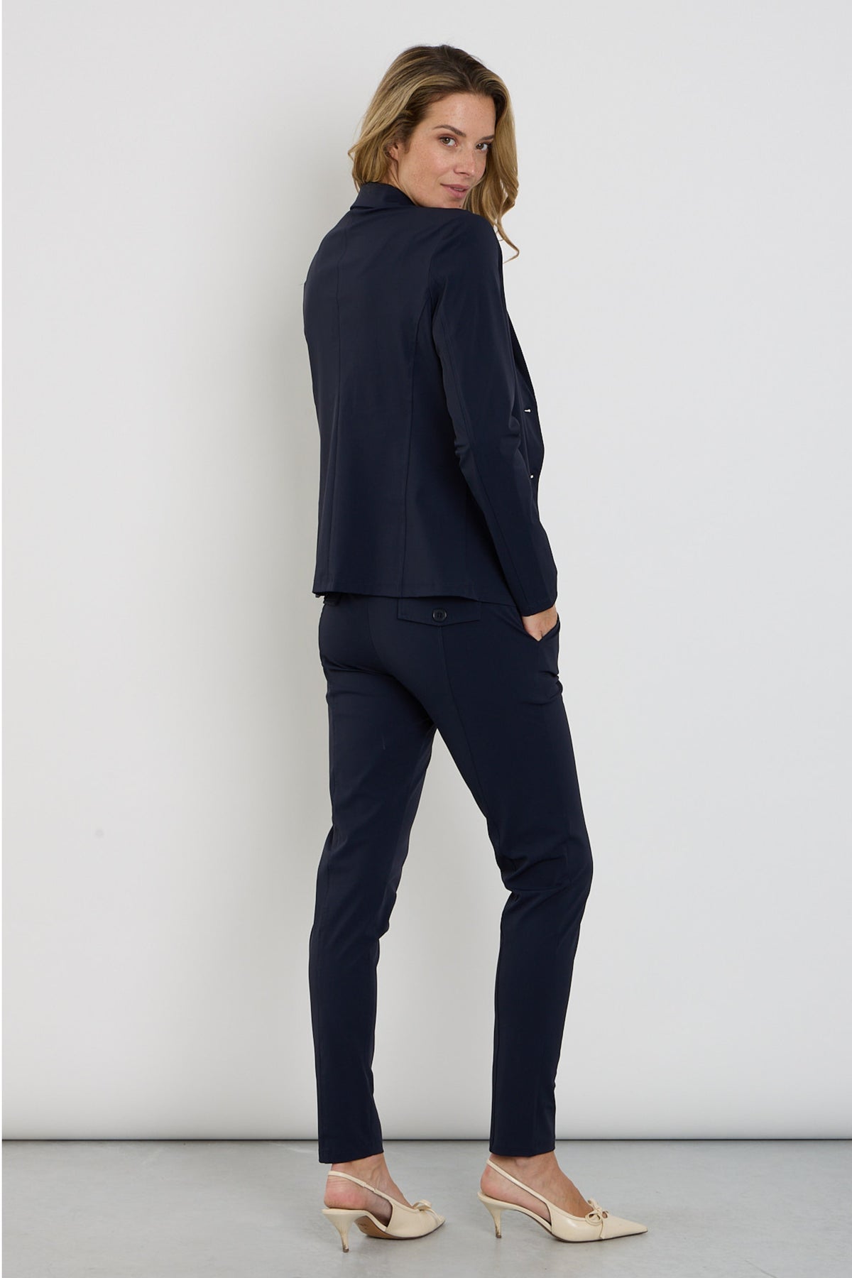 Navy bonded travel broek van Mi Piace, comfortabel en stijlvol, zichtbaar met elastische taille en praktische zakken.