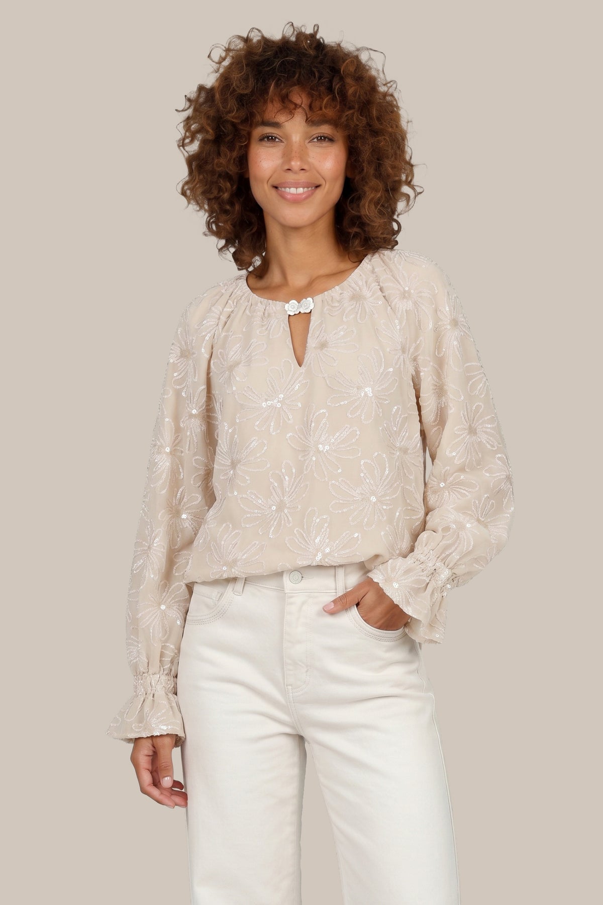 G-maxx Frida Sand blouse met lange mouwen en losvallend model, licht zandkleurige stof, gedragen door een model.