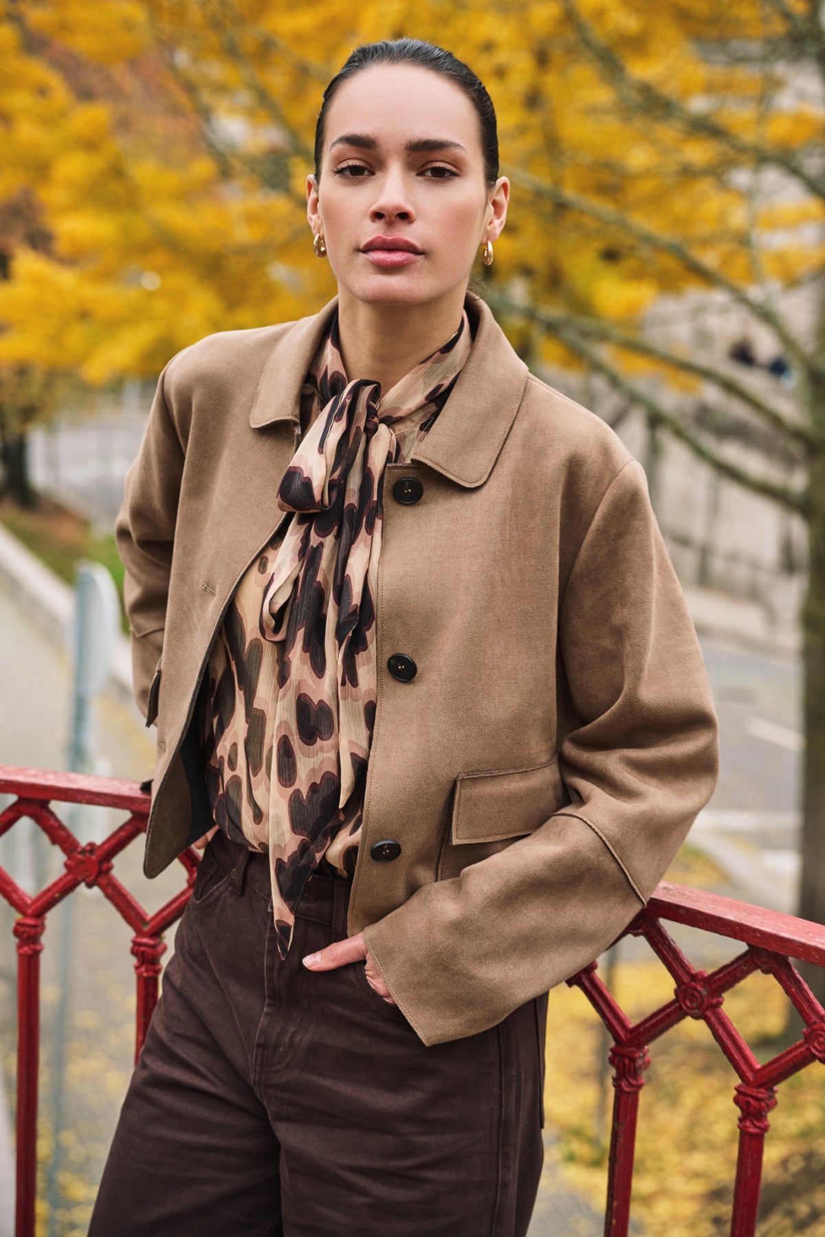 Zachte EsQualo blouse met sjaal met print, comfortabel en stijlvol, zichtbaar in de afbeelding.