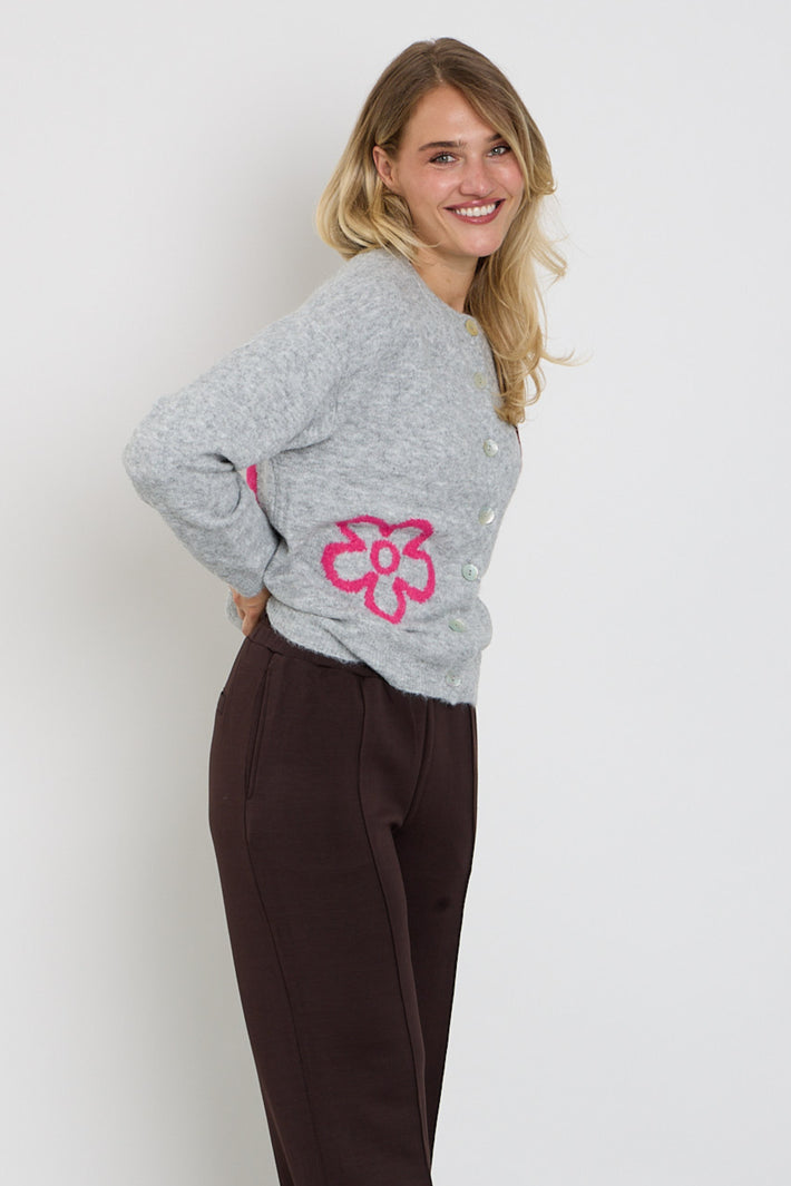 Grijze, roze en paarse vest van Freequent met Fqnomas Med-design, getoond op een model.