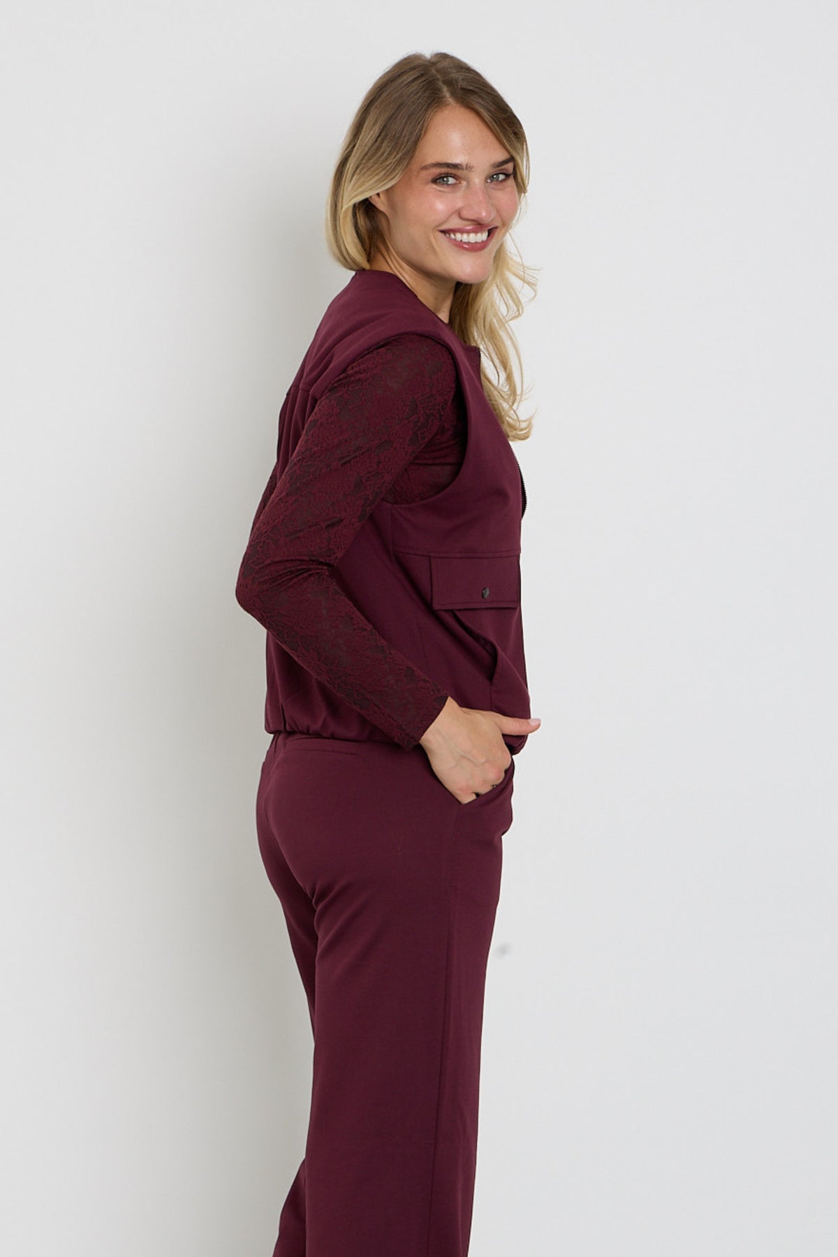 Donkerblauw Gilet Fqnanni Port Royale van Freequent, zichtbaar op model met ritssluiting en gewatteerd ontwerp.