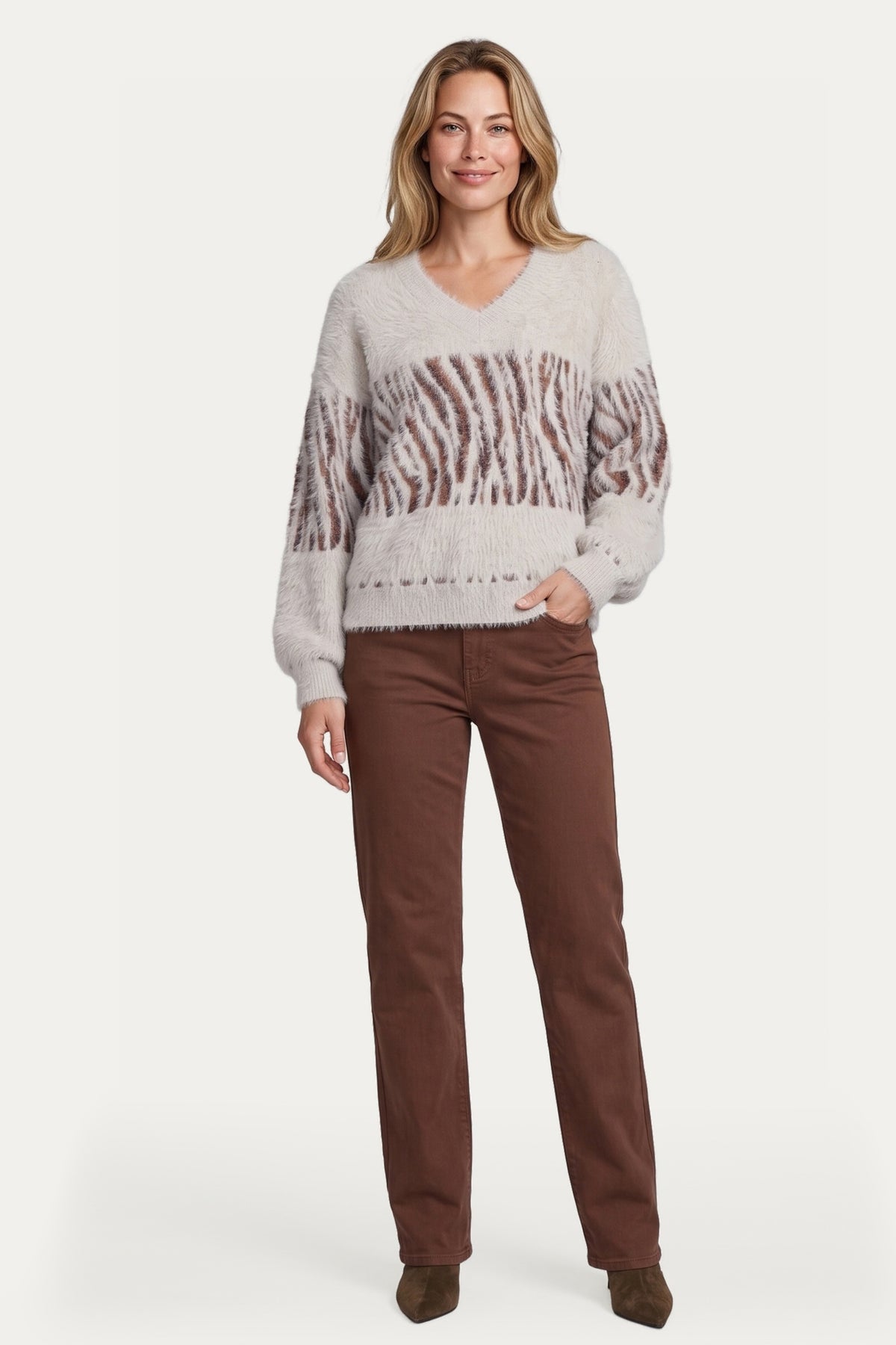 G-maxx Isabeau Knit Sand top, lichtgewicht en ademend met een gebreide textuur, gedragen door een model.