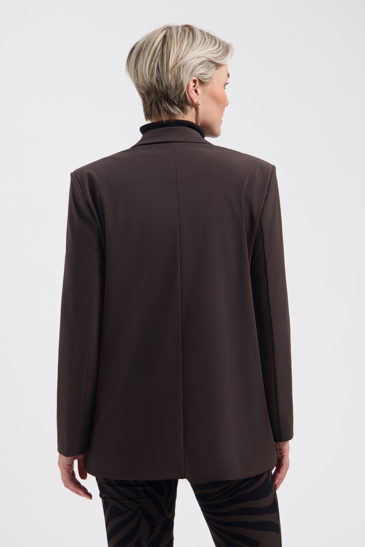 Lady Day Travel Blazer Lorna in donkerbruin, slim fit, met knopen en revers, voor zakelijke en casual gelegenheden.