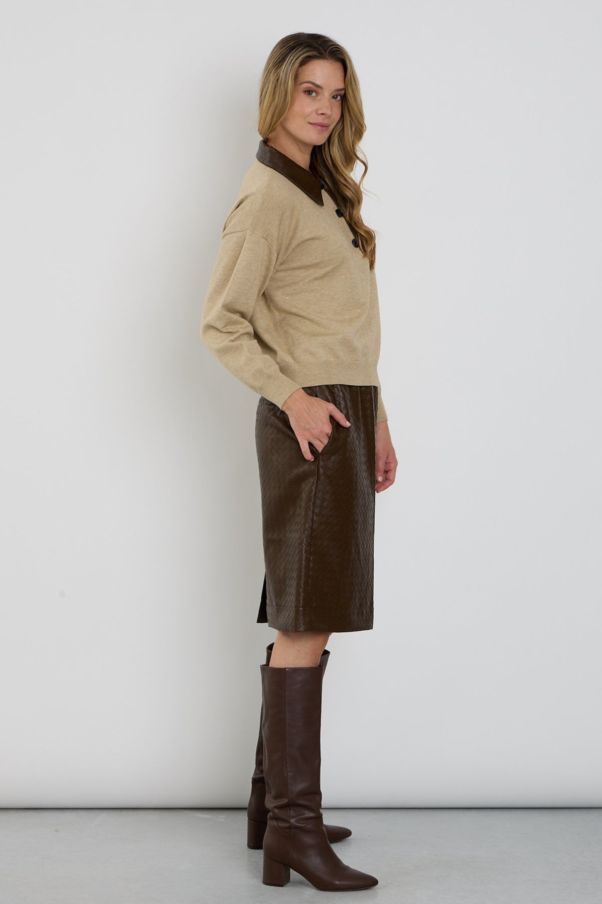 Vegan leren rok met geweven textuur in chestnut kleur, van Mi Piace, recht model met tailleband en subtiele details.