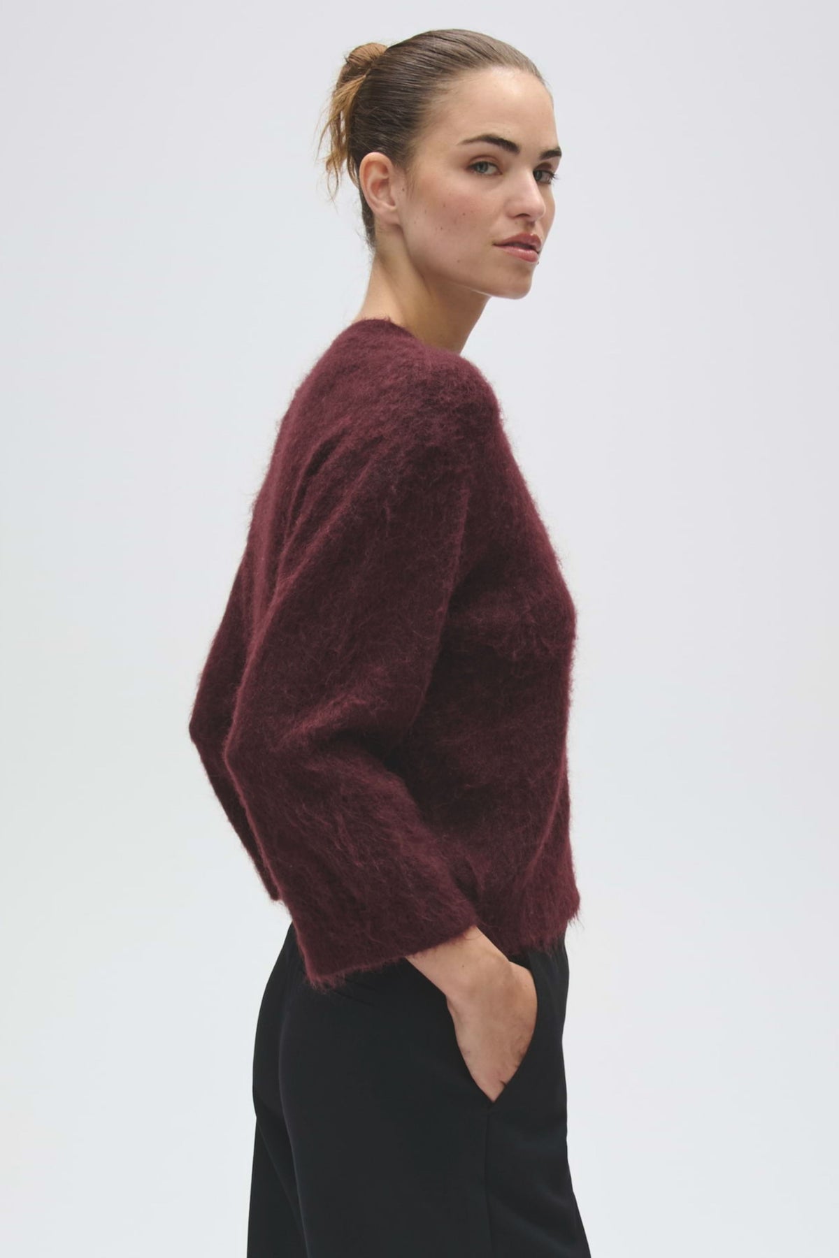 Opus Disille kersenjam vest met fruitige kersen in een stijlvolle, elegante outfit.
